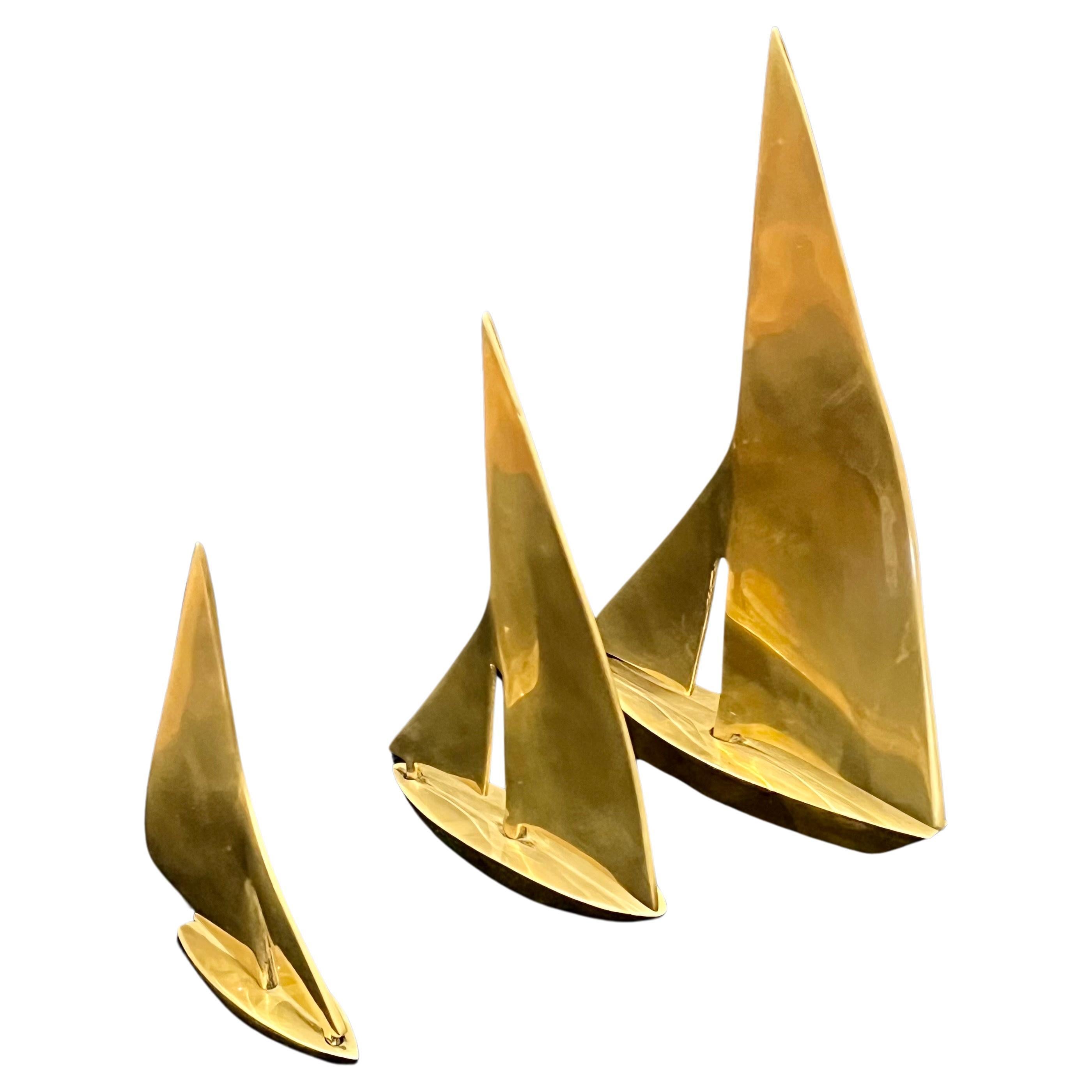 Hollywood Regency Brass Polished Set of 3 Sailboats In Excellent Condition For Sale In San Diego, CA