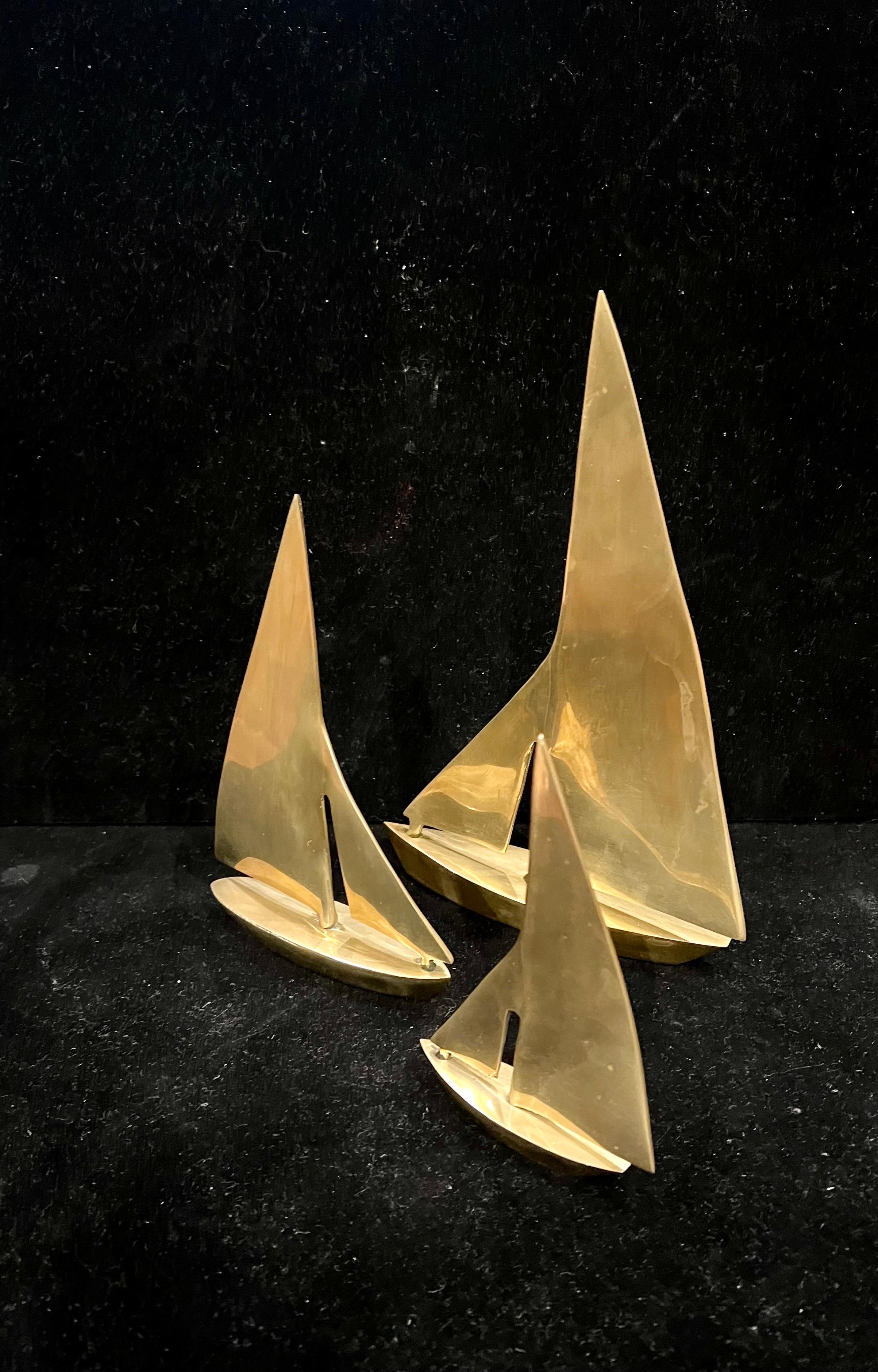 20ième siècle Hollywood Regency Brass Polished Set of 3 Sailboats (bateaux à voile) en vente