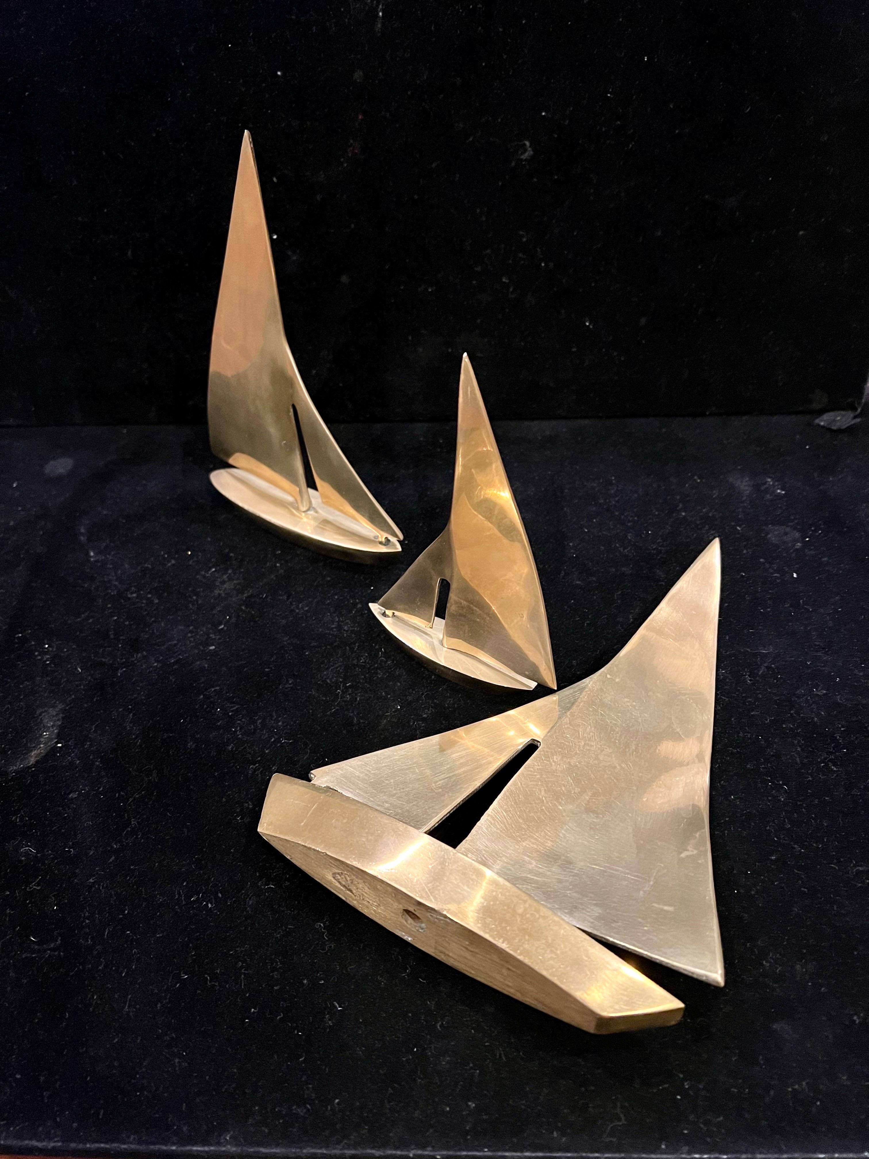 Laiton Hollywood Regency Brass Polished Set of 3 Sailboats (bateaux à voile) en vente