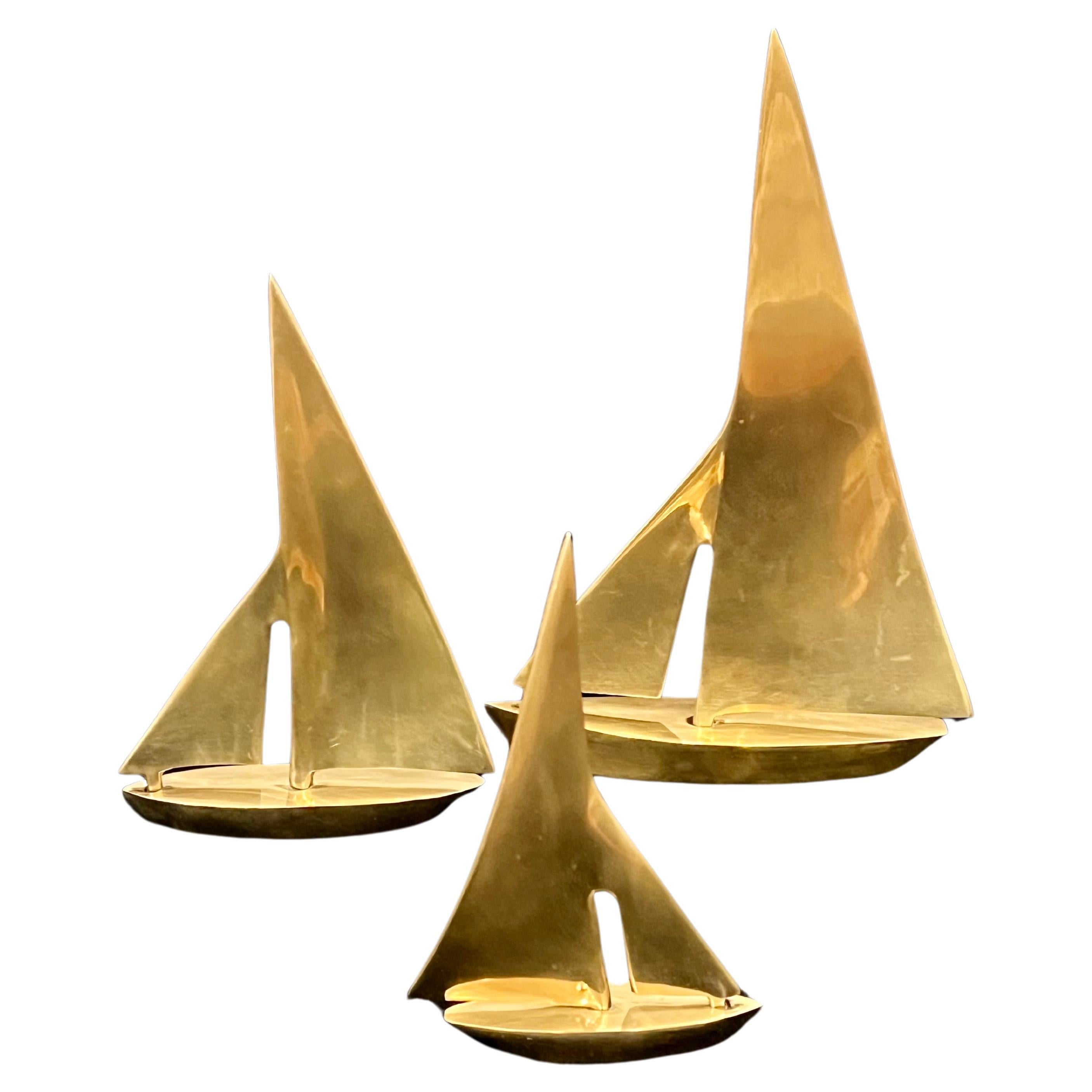 Hollywood Regency Brass Polished Set of 3 Sailboats (bateaux à voile) en vente