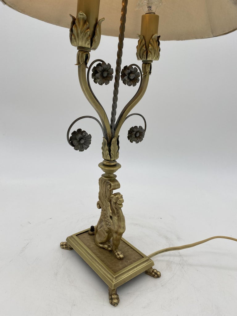 Hollywood-Regency-Tischlampe mit Griff aus Messing mit originalem  Lampenschirm im Angebot bei 1stDibs
