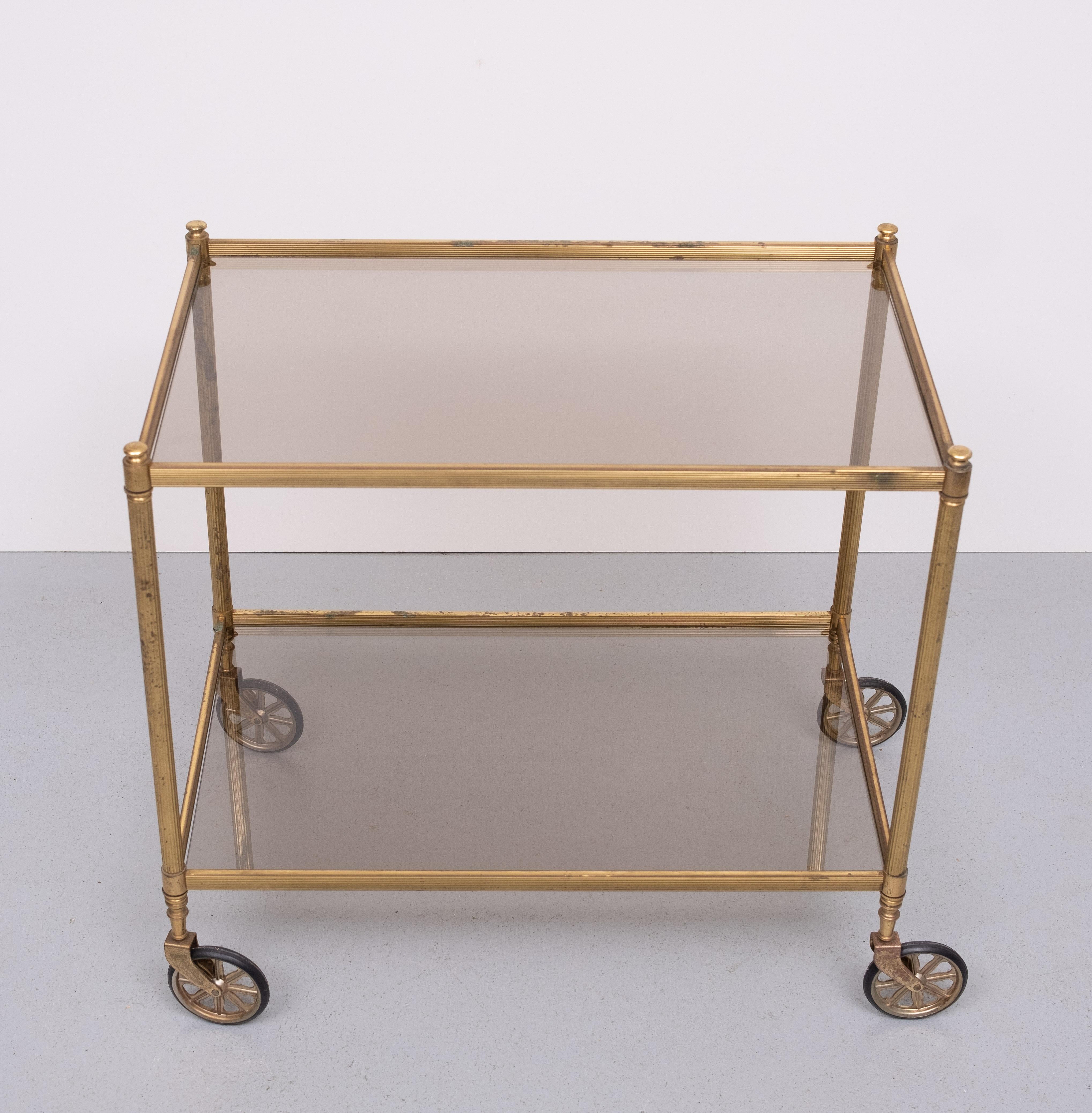 Verre fumé Chariot de service en laiton Hollywood Regency  1970s en vente