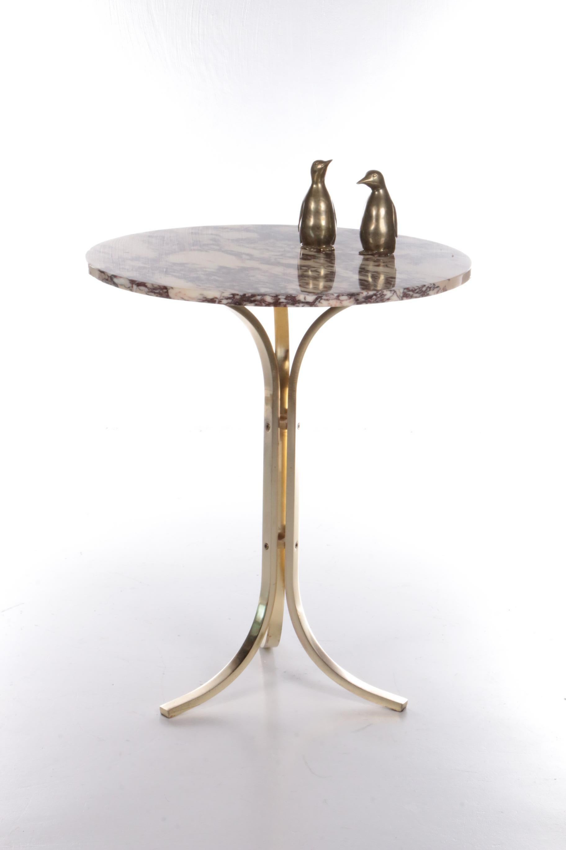 This is a nice round table, the base is made of beautiful brass and the marble top is loose on it. A chic addition to any interior, very suitable as a side or plant table.

The table top is gray and off-white. Easy to place due to its modest