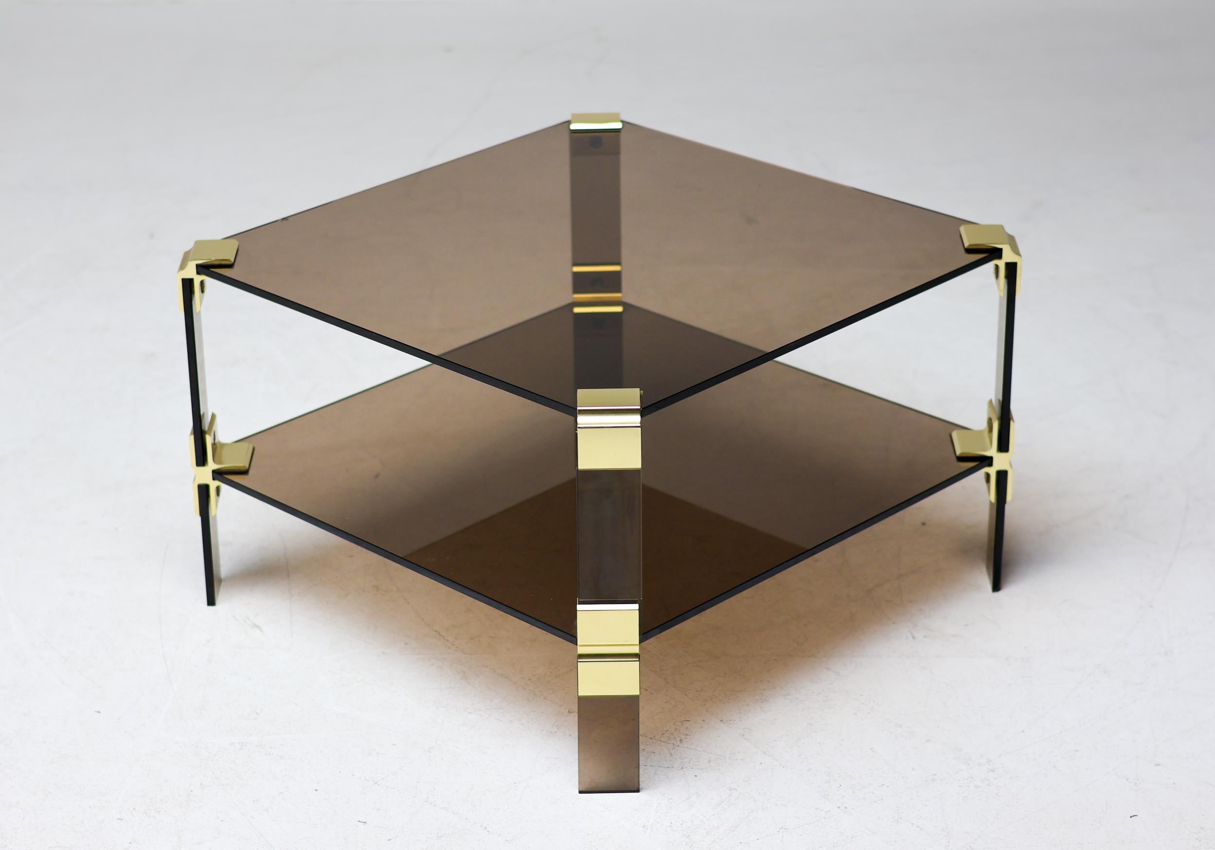 Table basse Hollywood Regency en laiton et verre fumé table basse chique à deux niveaux en vente 2