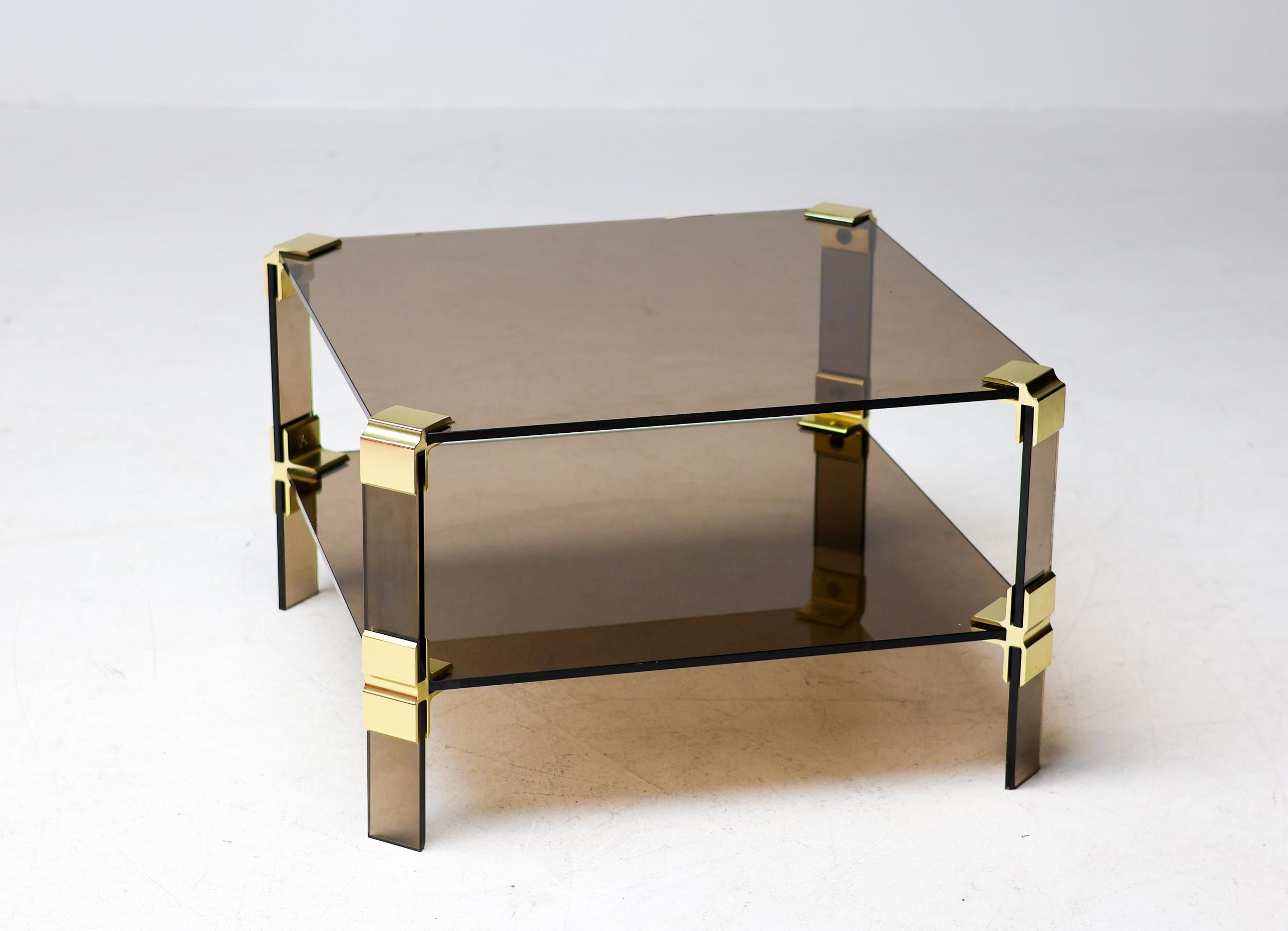 Table basse unique conçue avec des pinces modulaires en laiton poli reliant solidement les pieds et les plateaux en verre fumé.
La table se démonte simplement pour former un paquet compact qui peut être expédié facilement et en toute sécurité.
Nous
