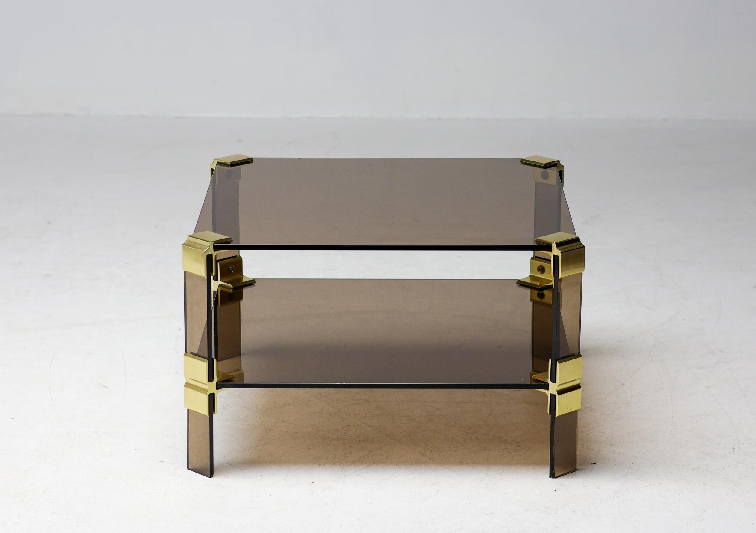 Mid-Century Modern Table basse Hollywood Regency en laiton et verre fumé table basse chique à deux niveaux en vente