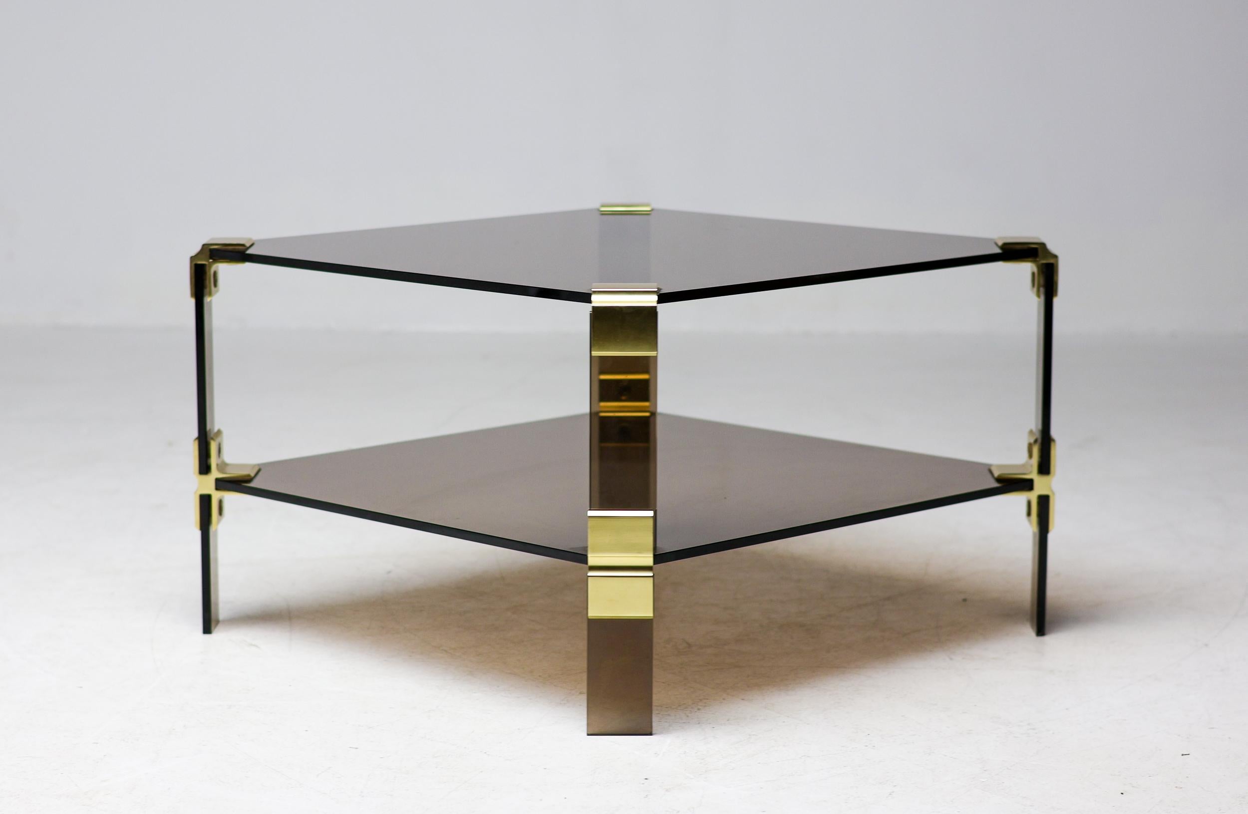 Belge Table basse Hollywood Regency en laiton et verre fumé table basse chique à deux niveaux en vente