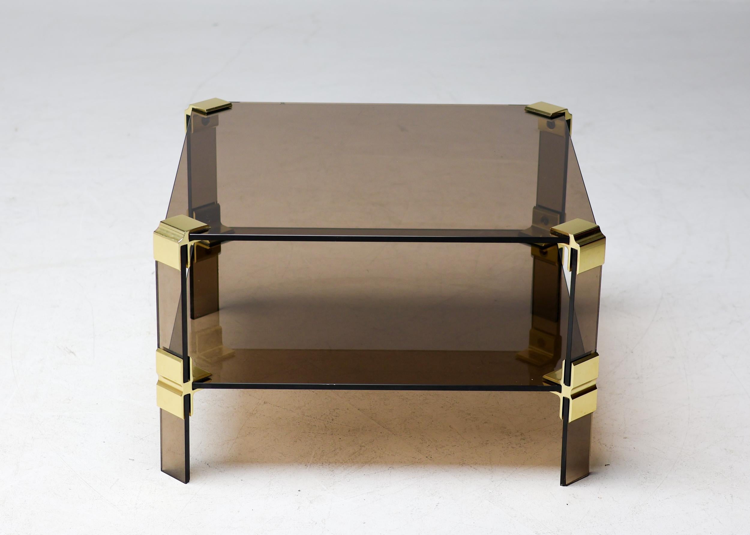 Poli Table basse Hollywood Regency en laiton et verre fumé table basse chique à deux niveaux en vente
