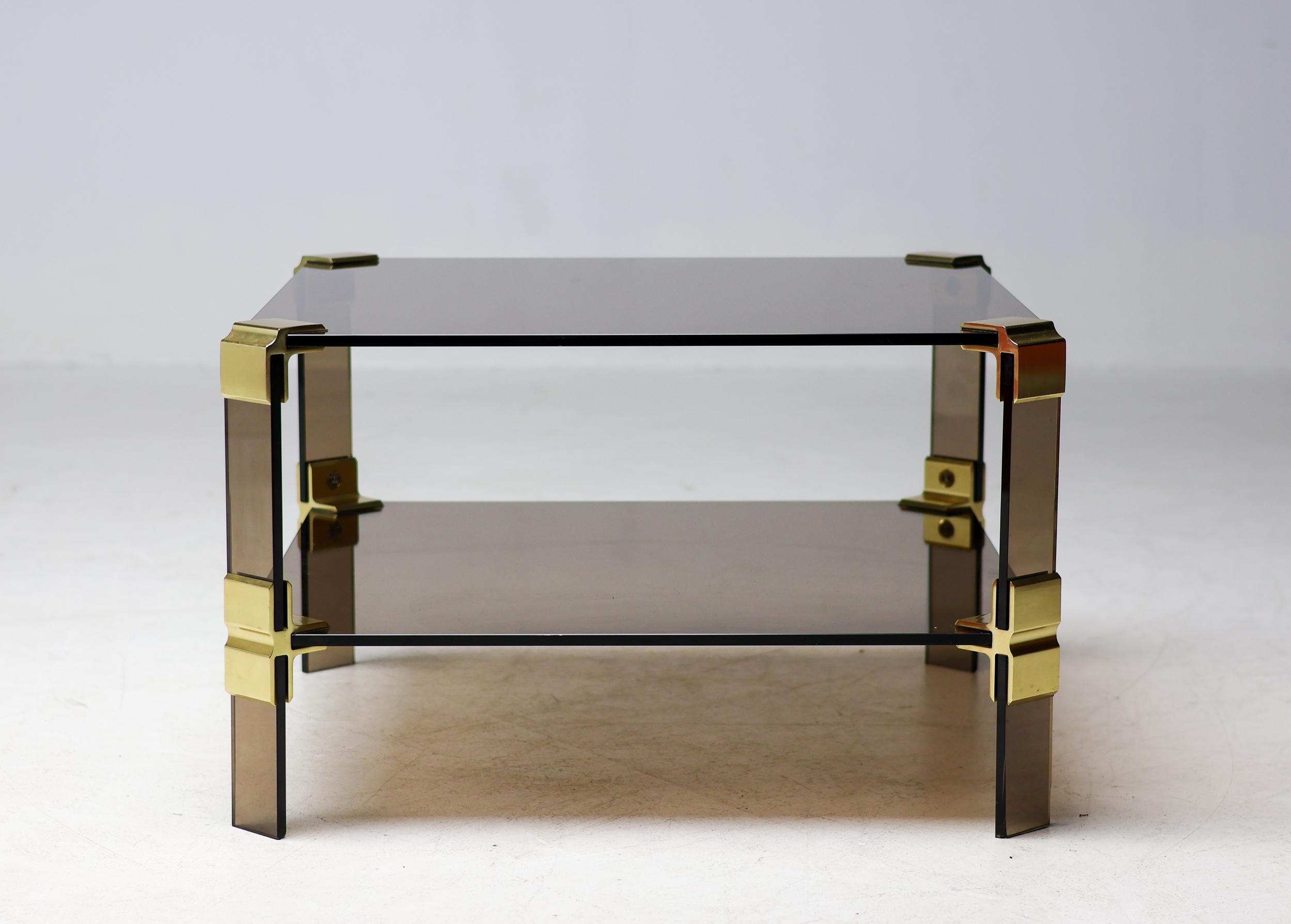 Fin du 20e siècle Table basse Hollywood Regency en laiton et verre fumé table basse chique à deux niveaux en vente