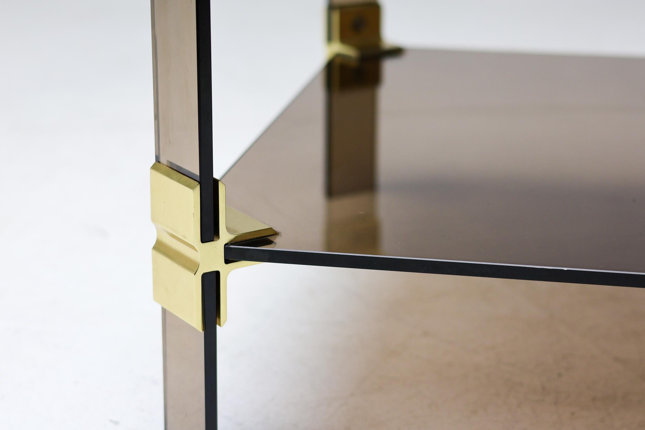Laiton Table basse Hollywood Regency en laiton et verre fumé table basse chique à deux niveaux en vente