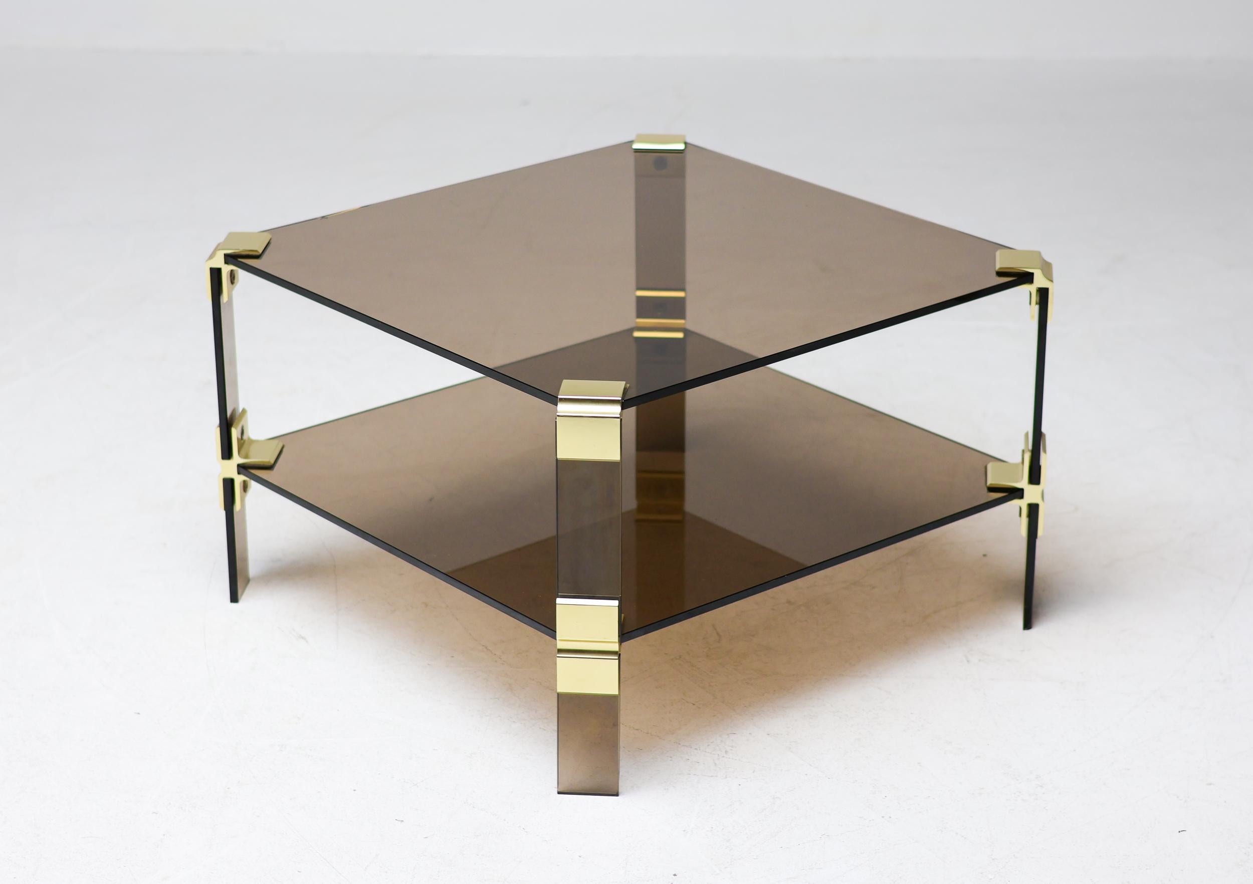 Table basse Hollywood Regency en laiton et verre fumé table basse chique à deux niveaux en vente 1