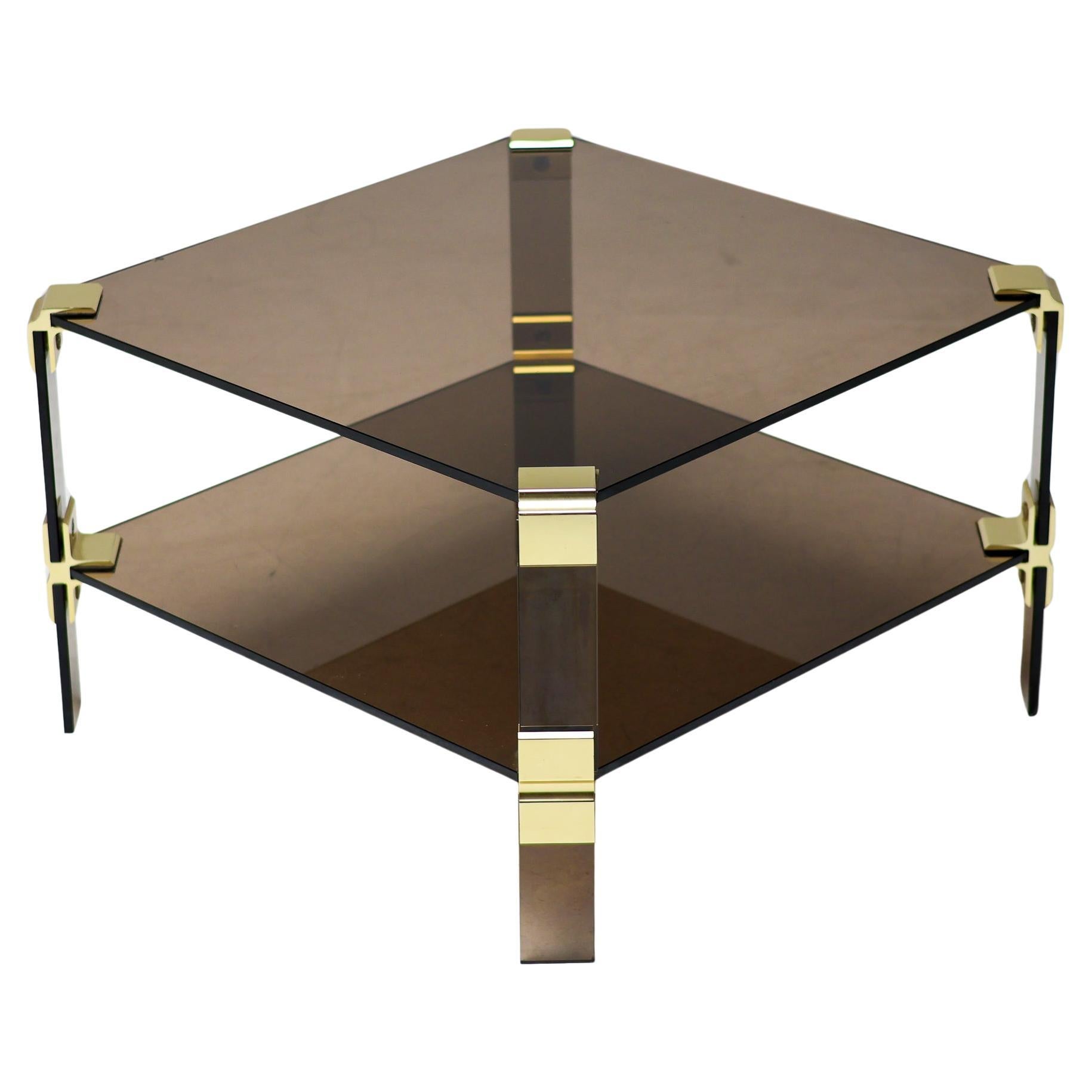 Table basse Hollywood Regency en laiton et verre fumé table basse chique à deux niveaux en vente