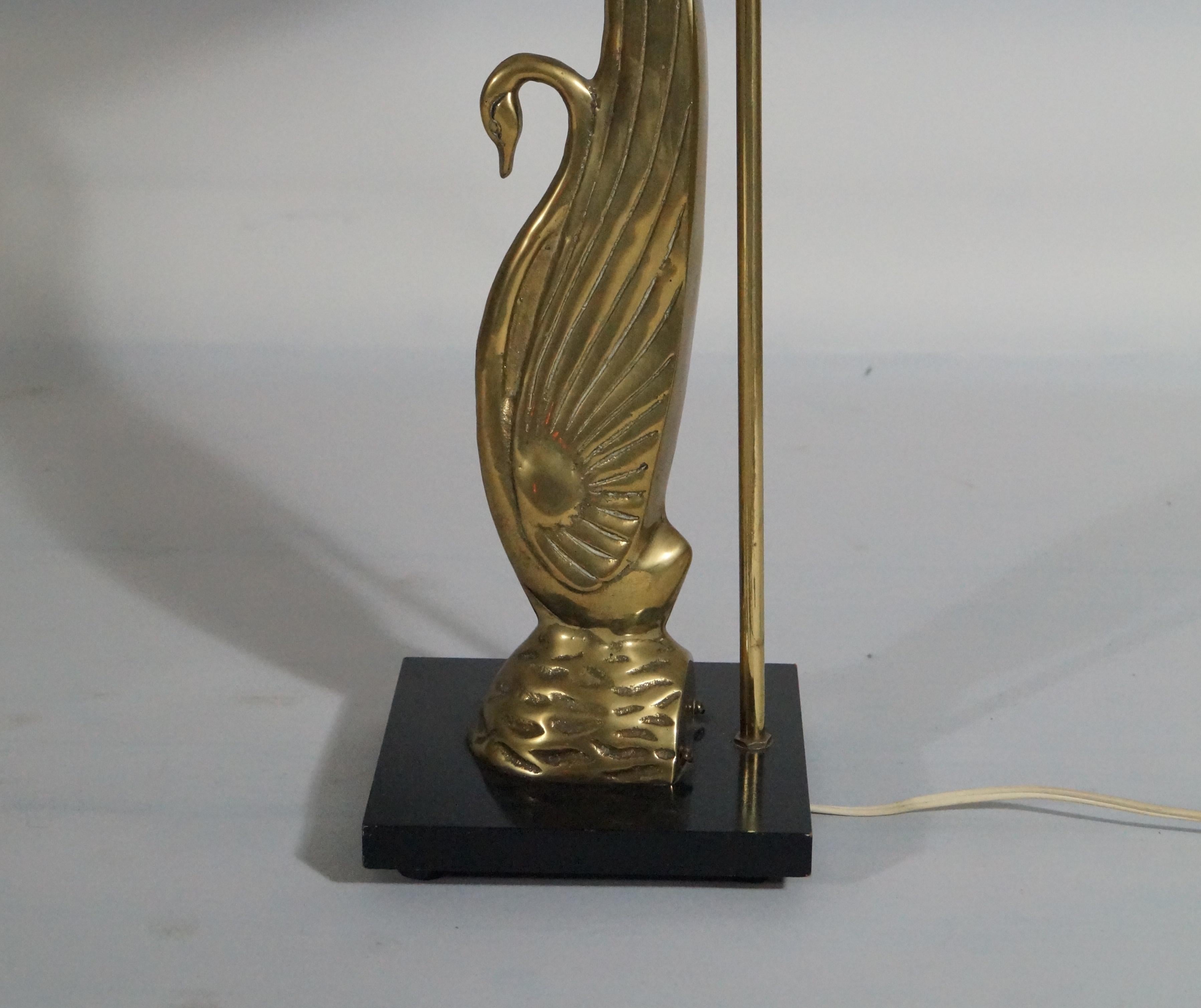 Hollywood Regency Brass Swan Table Lamp In Good Condition For Sale In Haarlem, Noord-Holland