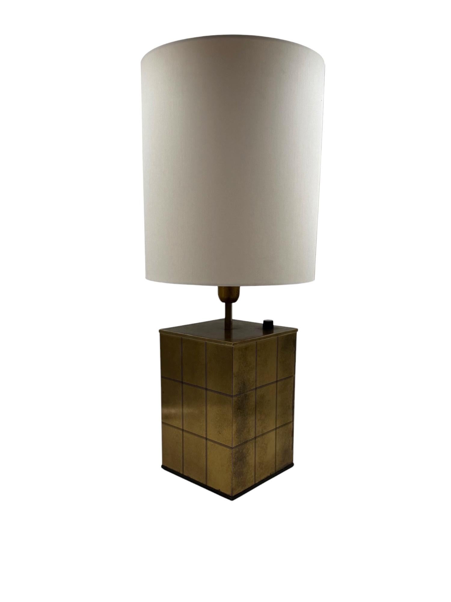 Hollywood regency brass table lamp base

Romeo Rega Italy, 1970s

Brass base, fabric shades included

With Lampshade: H 76 cm x 30 cm diam.

Lamp base: H 45 cm x 19 × 19 cm

Conditions: excellent, no defects. In working condition.