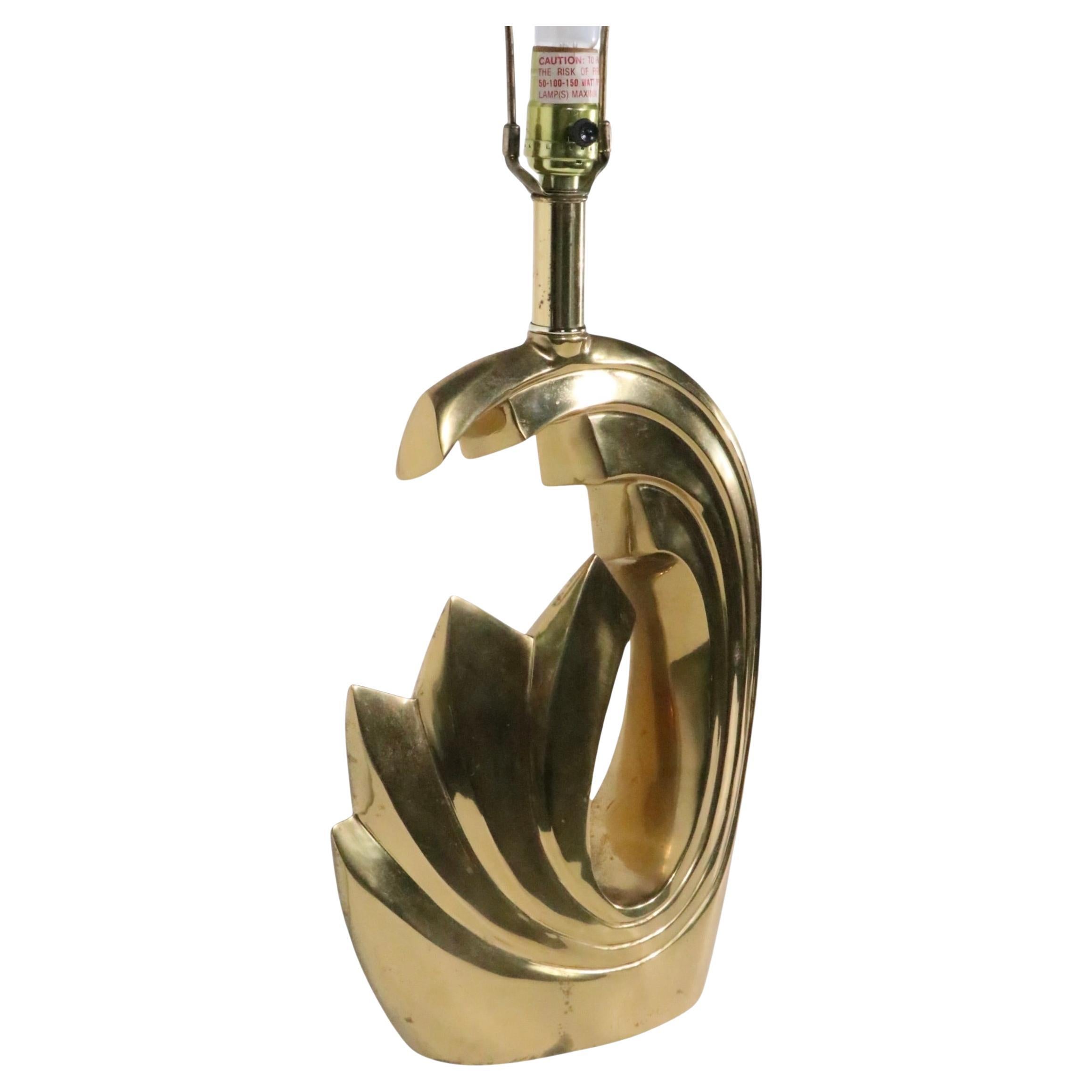 Laiton Lampe de table Hollywood Regency Tidal Wave en laiton par Pierre Cardin c. 1980's en vente