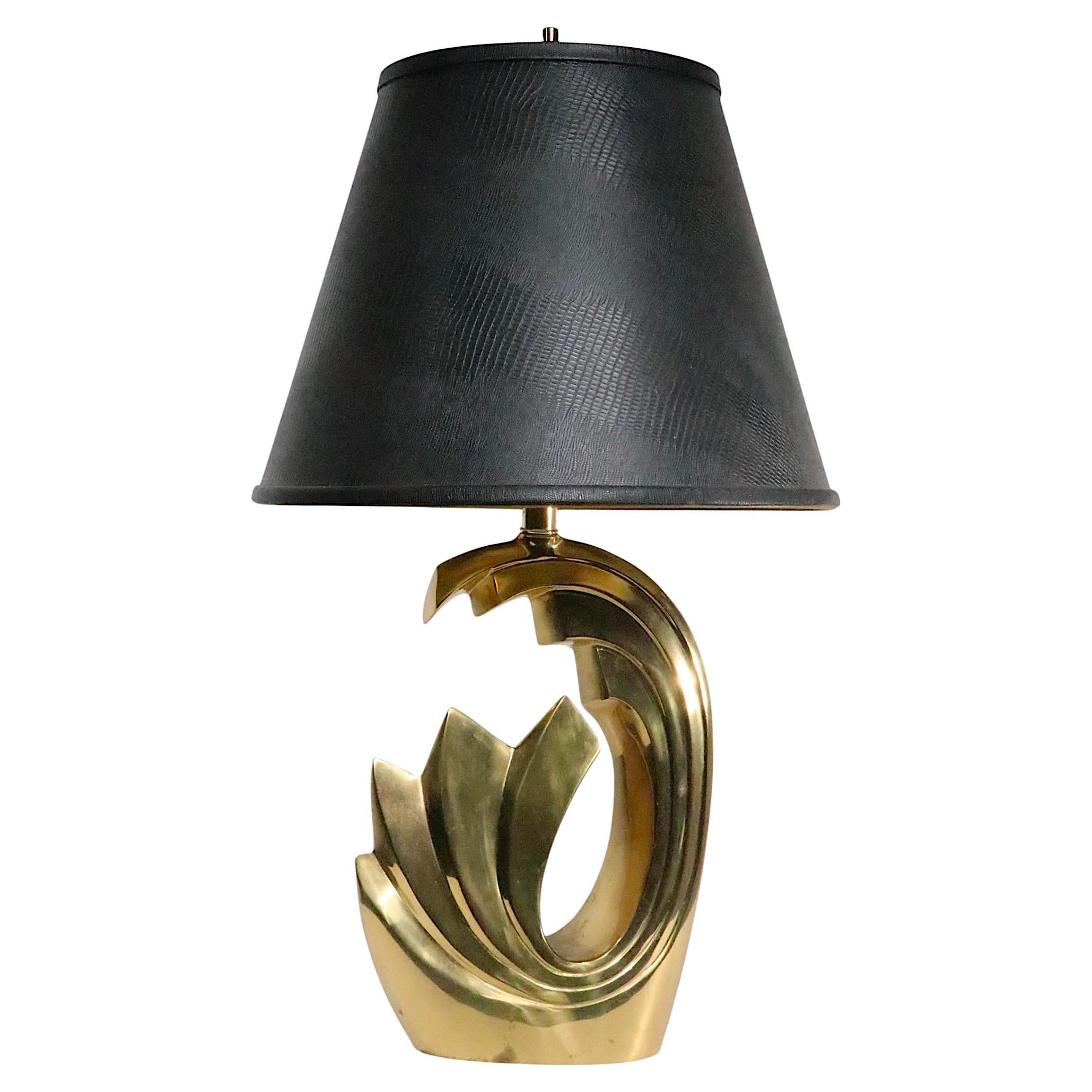 Lampe de table Hollywood Regency Tidal Wave en laiton par Pierre Cardin c. 1980's en vente