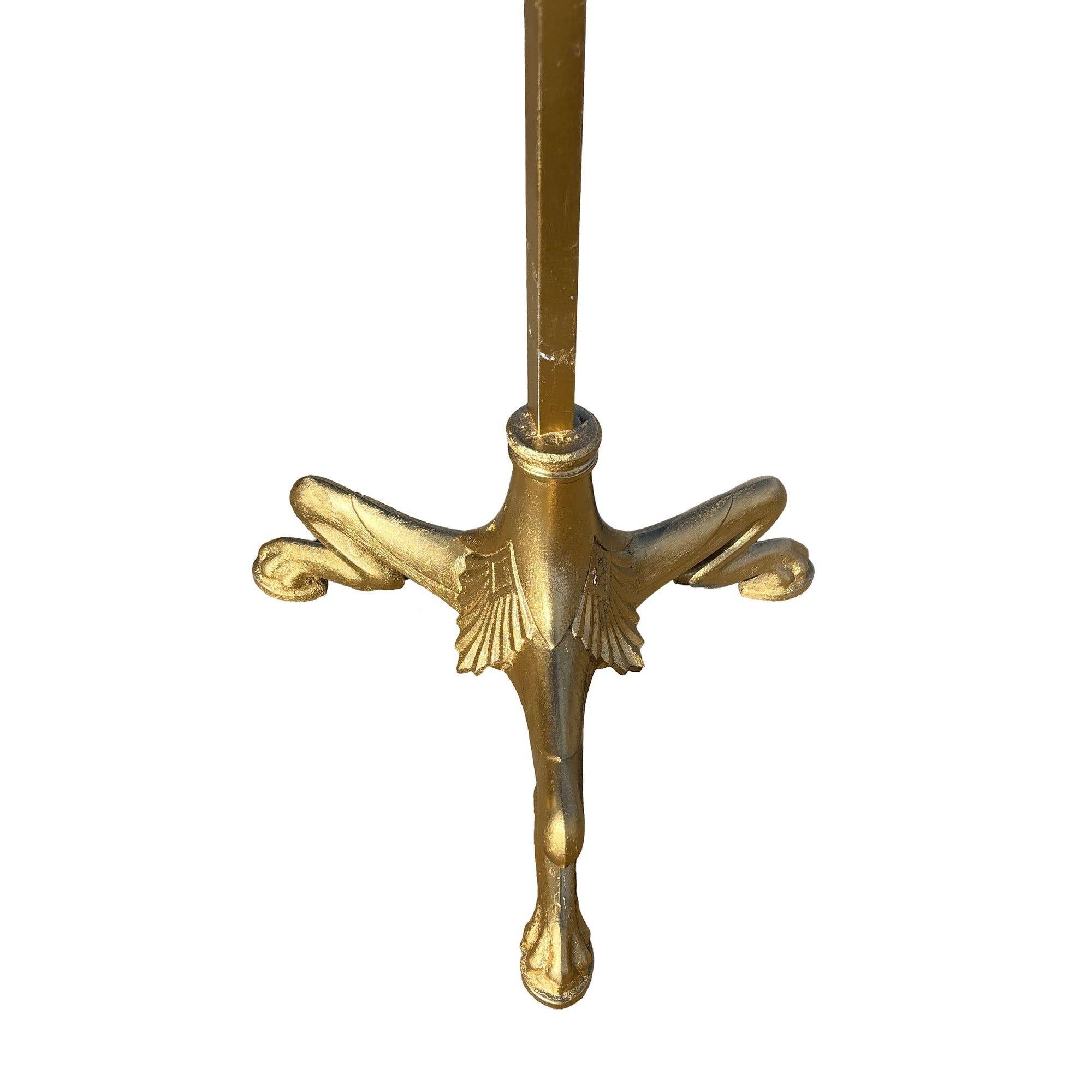 Candelabro da terra Hollywood Regency in tonalità ottone con base a zampa d'asino, coppia in vendita 4