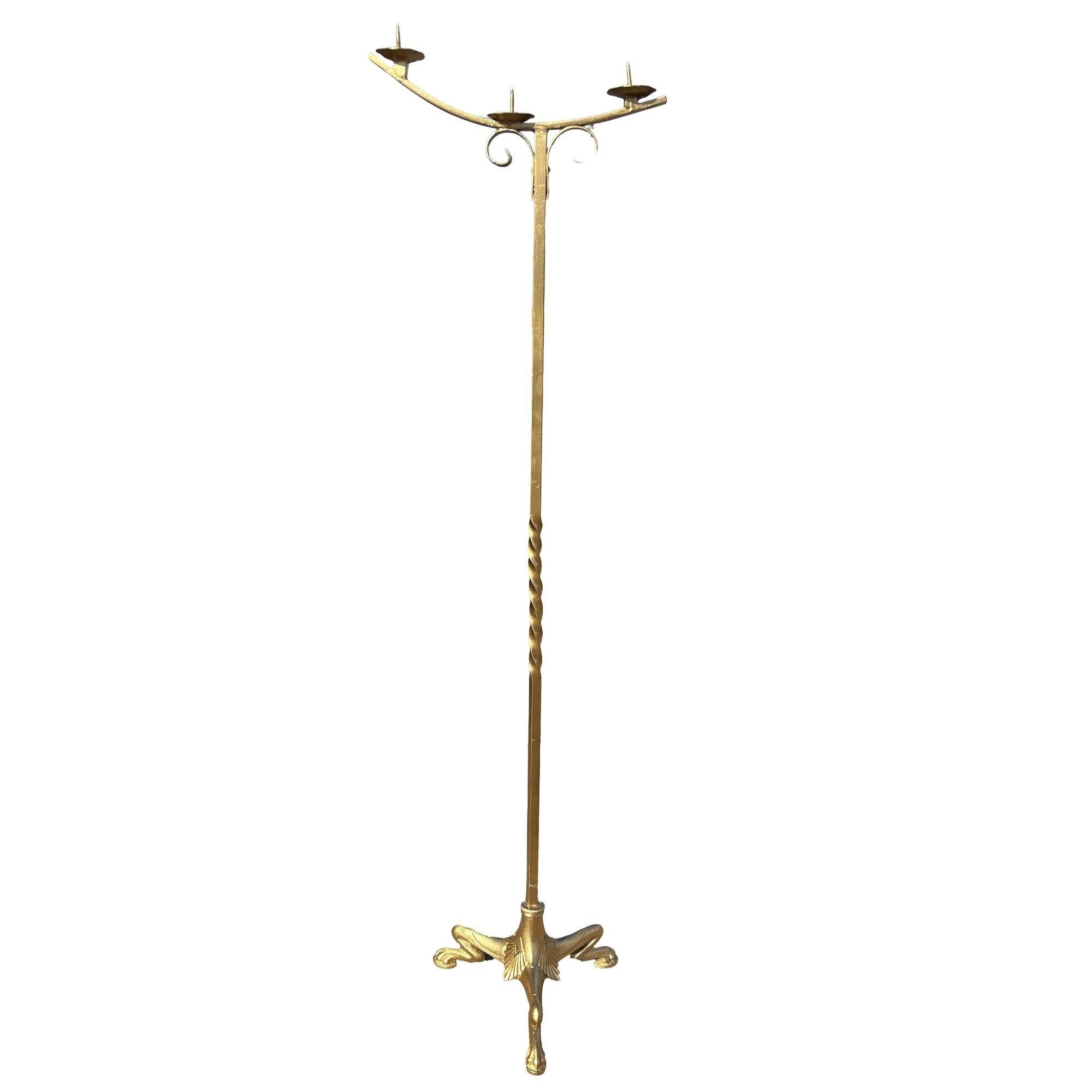 Questa elegante coppia di candelabri da terra Hollywood Regency, realizzati su misura in tonalità ottone, presenta un design moderno con un tocco classico. Ogni candelabro misura 5 piedi e 9