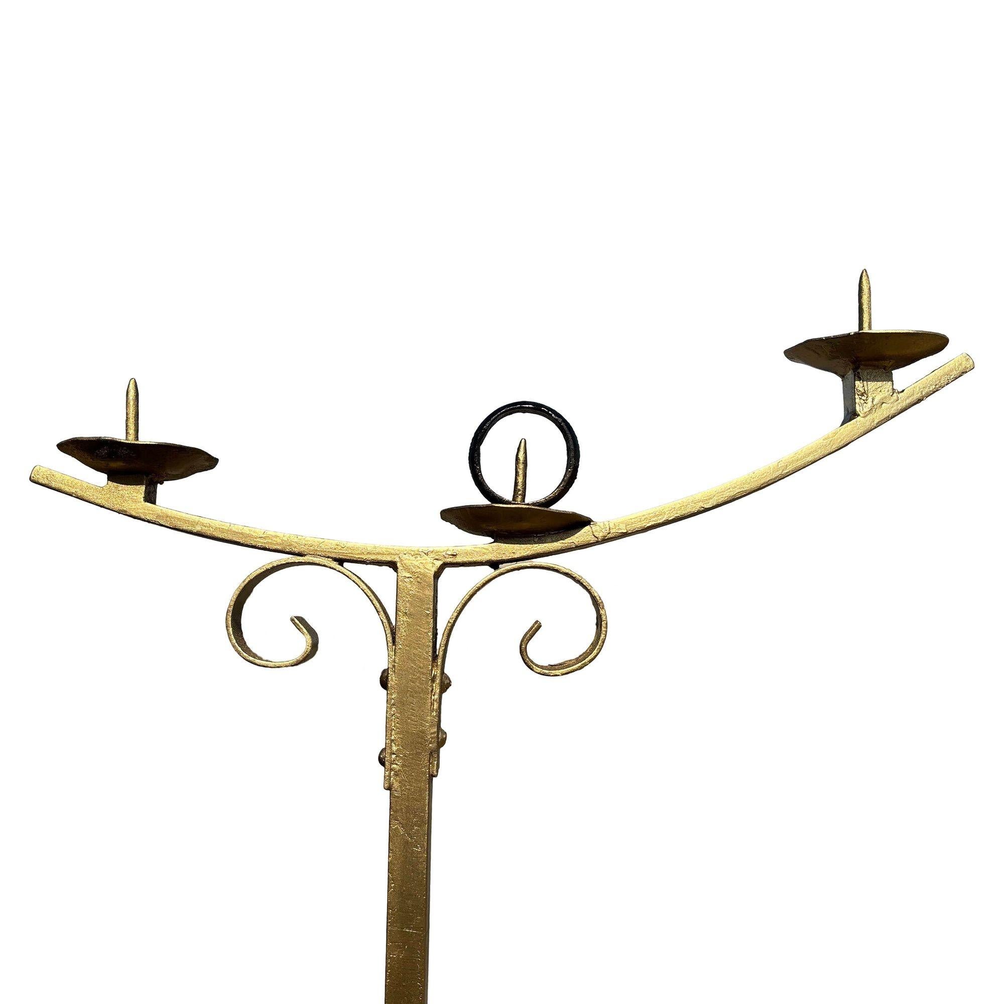 Candelabro da terra Hollywood Regency in tonalità ottone con base a zampa d'asino, coppia In condizioni ottime in vendita a Van Nuys, CA