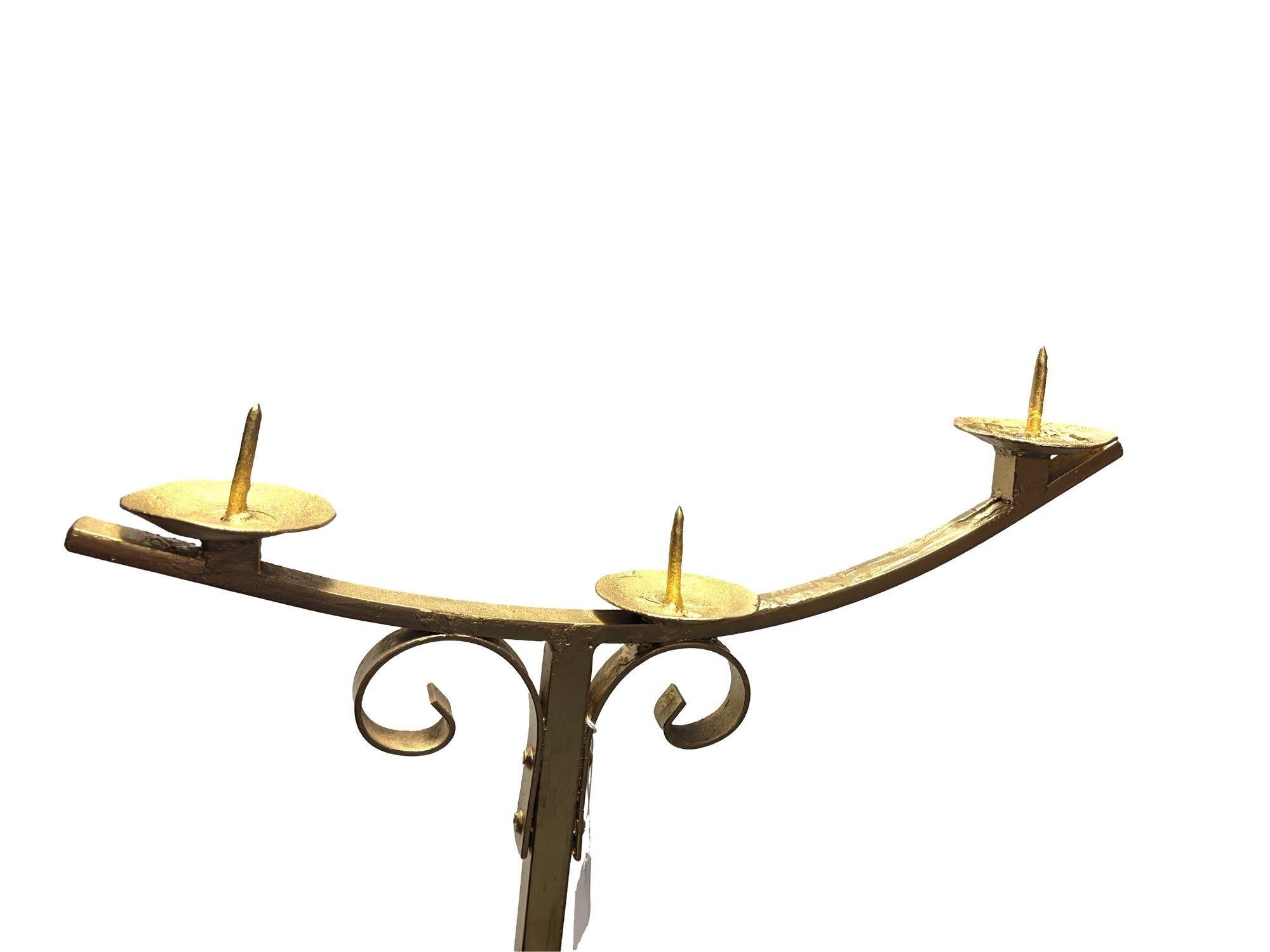 Metà XX secolo Candelabro da terra Hollywood Regency in tonalità ottone con base a zampa d'asino, coppia in vendita
