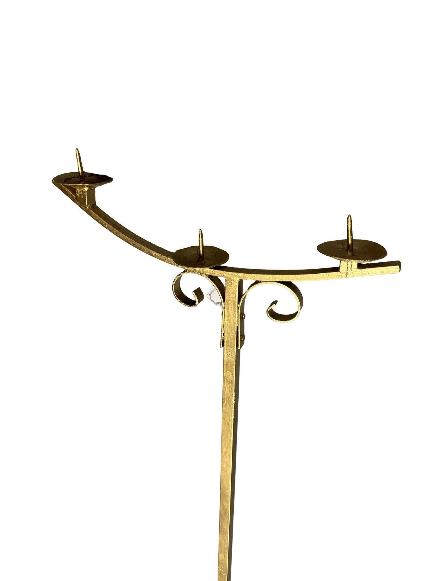 Acciaio Candelabro da terra Hollywood Regency in tonalità ottone con base a zampa d'asino, coppia in vendita