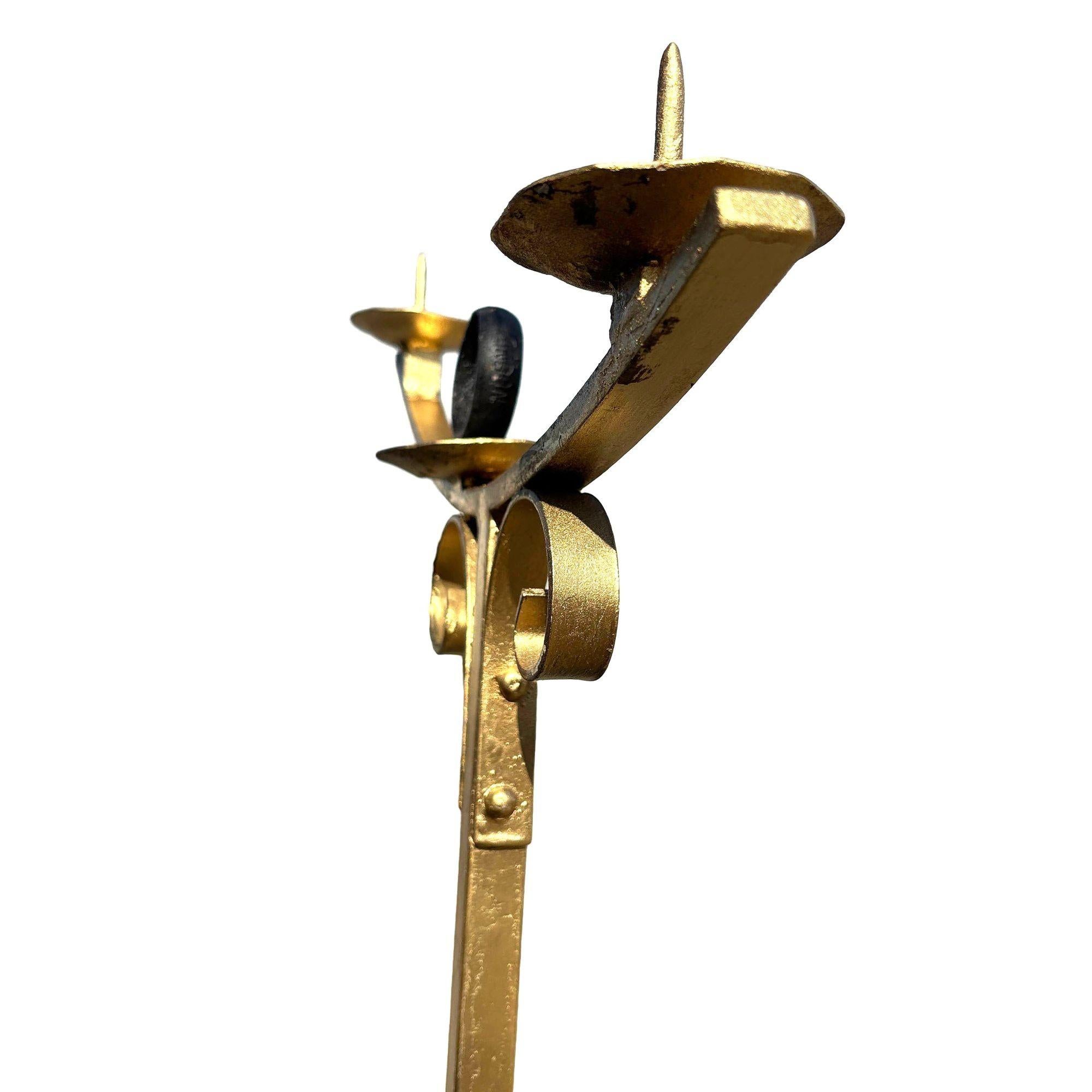 Candelabro da terra Hollywood Regency in tonalità ottone con base a zampa d'asino, coppia in vendita 1