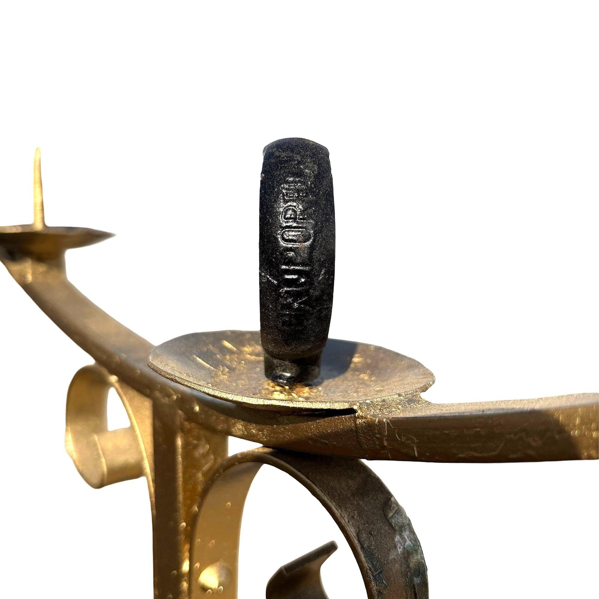 Candelabro da terra Hollywood Regency in tonalità ottone con base a zampa d'asino, coppia in vendita 2