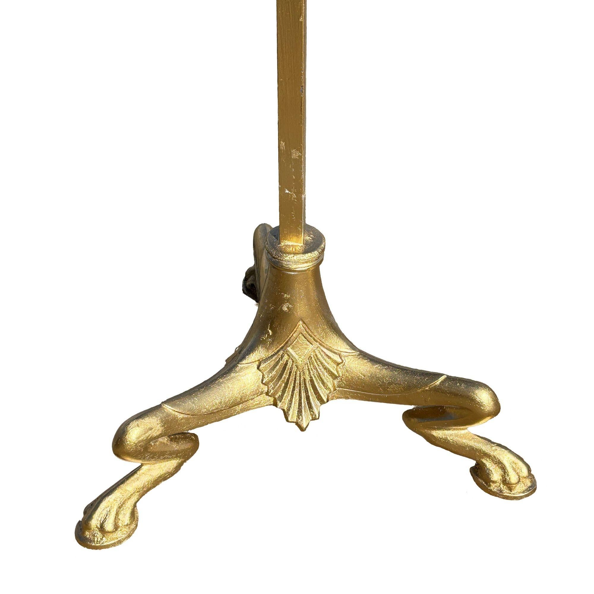 Candelabro da terra Hollywood Regency in tonalità ottone con base a zampa d'asino, coppia in vendita 3