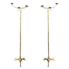 Candelabro de pie Hollywood Regency en tono latón con base en forma de garra, Pareja