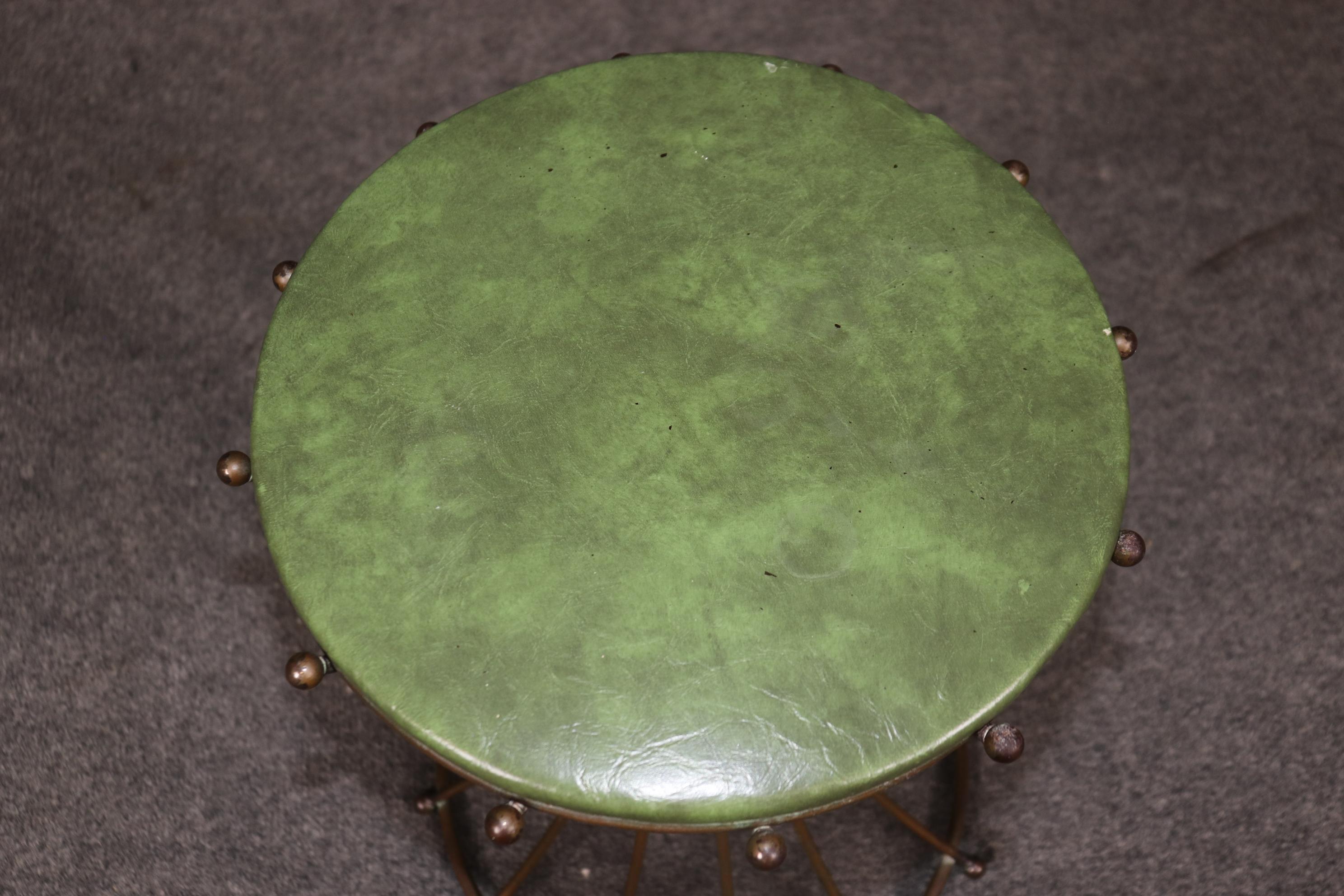 Si tratta di uno splendido sgabello a forma di vortice o doppio cono realizzato in ottone con un cuscino verde imbottito. Lo sgabello sarà una bellissima aggiunta al tuo vanity da donna Hollywood Regency. Lo sgabello è in buone condizioni e risale