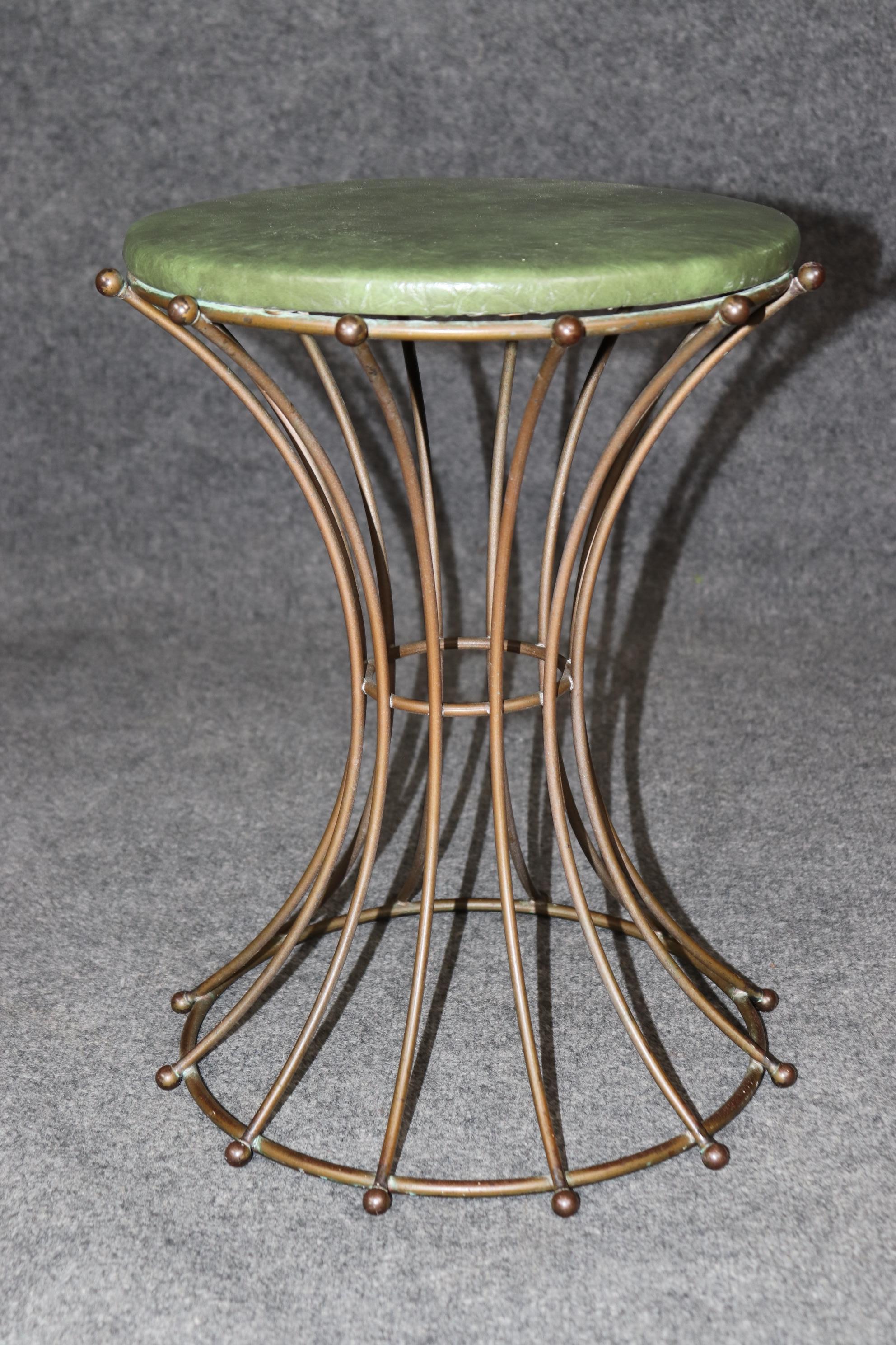 Francese Sgabello da vanità con piede a forma di vortice in ottone Hollywood Regency Maniero di Maison Jansen in vendita