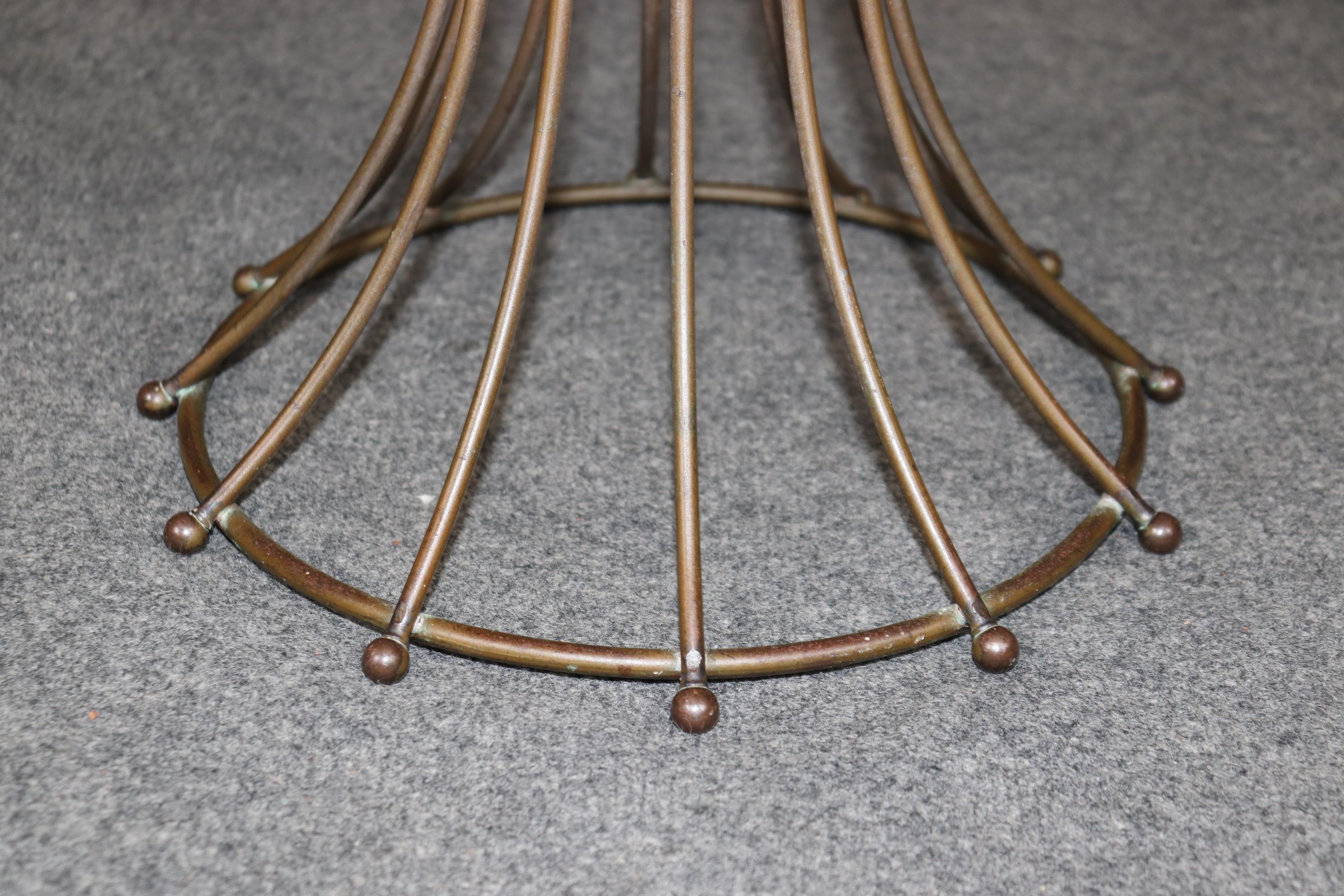 Sgabello da vanità con piede a forma di vortice in ottone Hollywood Regency Maniero di Maison Jansen In condizioni buone in vendita a Swedesboro, NJ