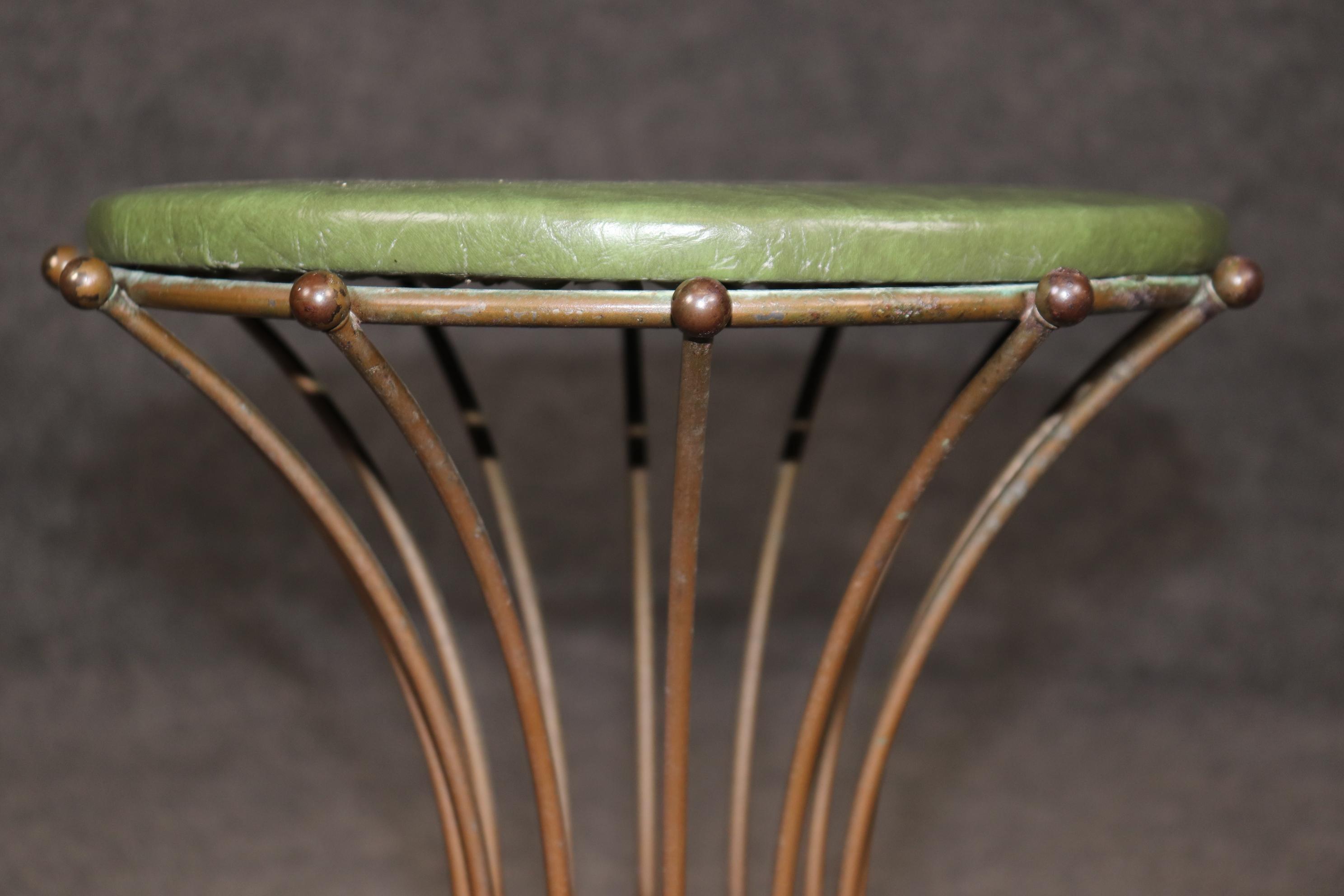 Metà XX secolo Sgabello da vanità con piede a forma di vortice in ottone Hollywood Regency Maniero di Maison Jansen in vendita