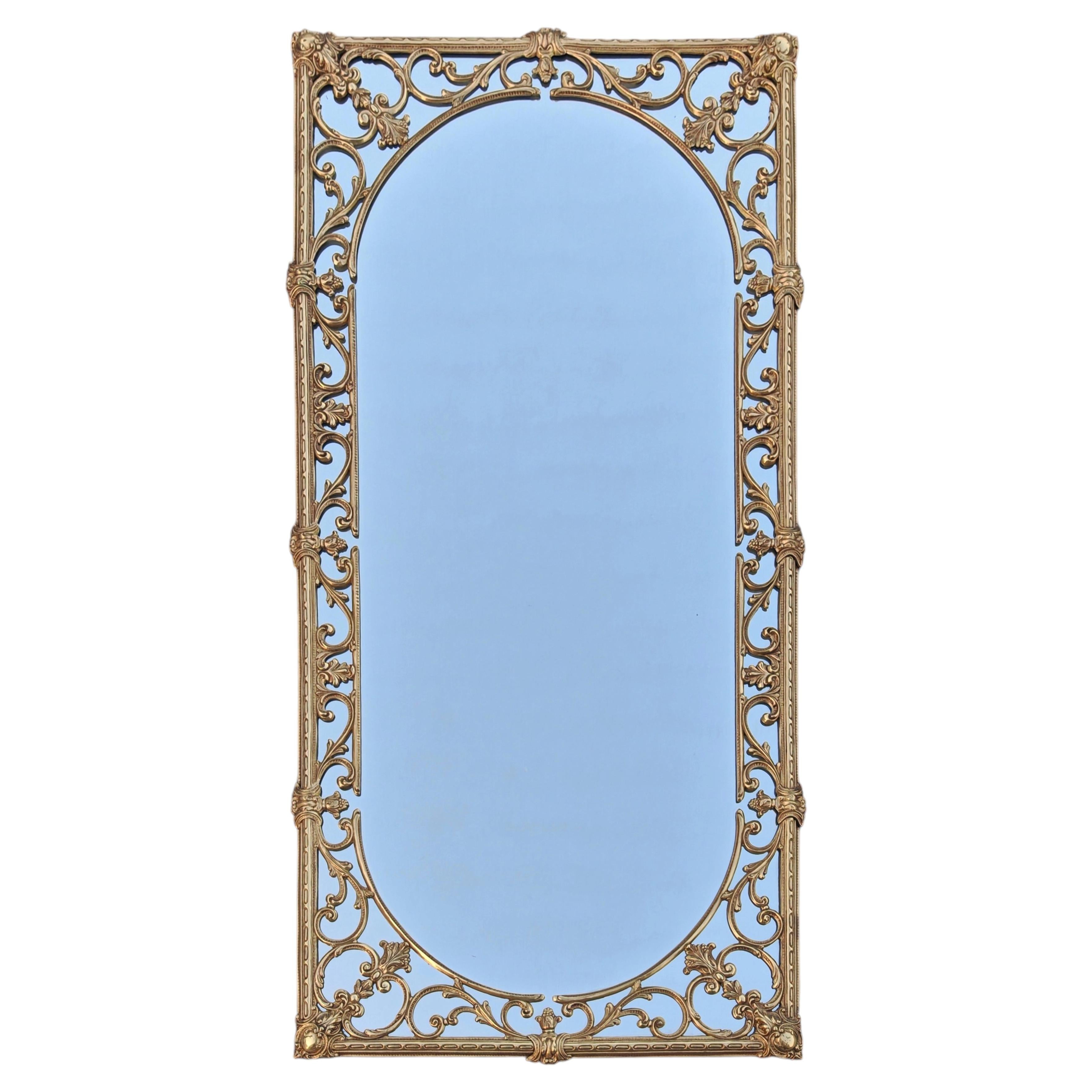 Specchio da parete in ottone Hollywood Regency, stile neoclassico, Italia anni '50 in vendita