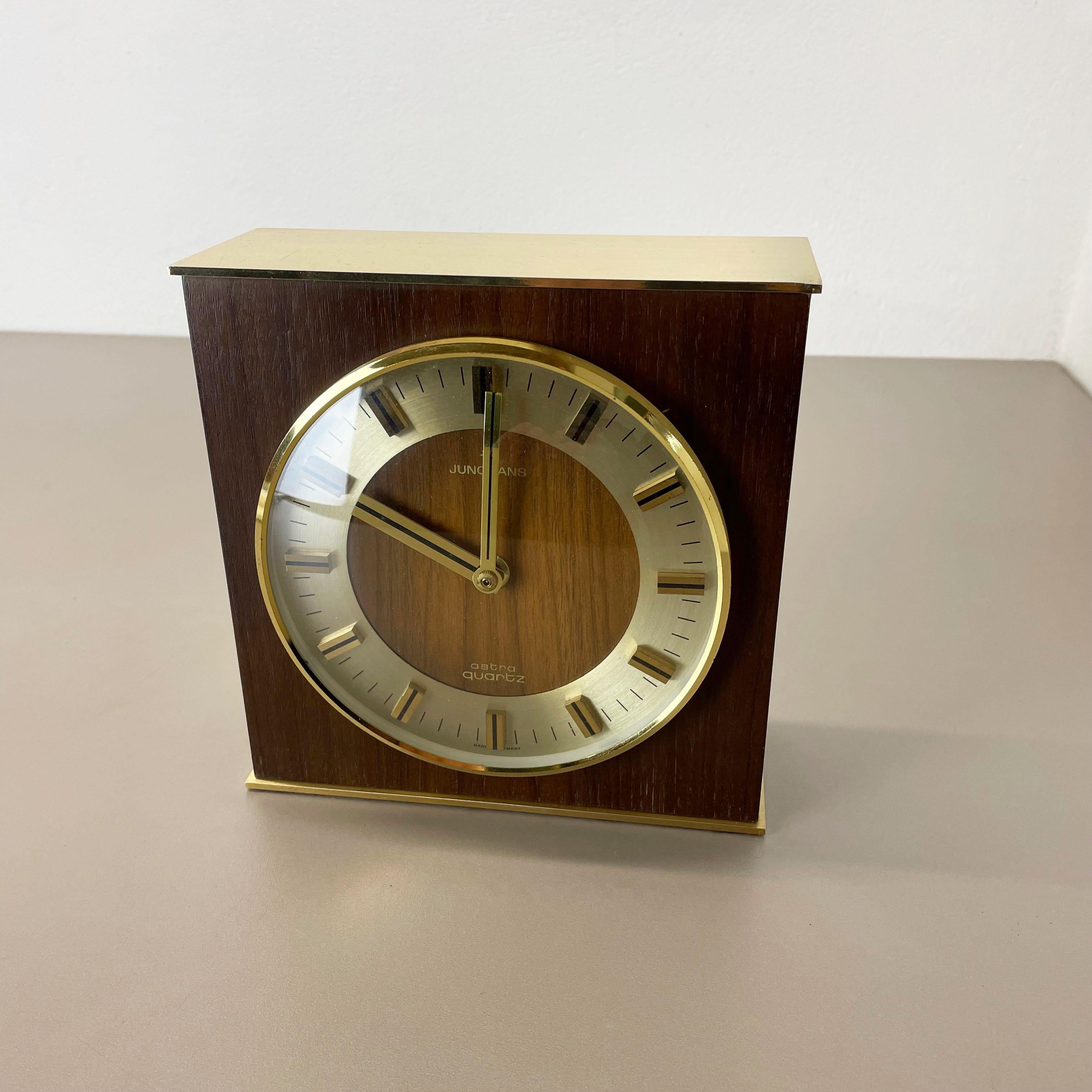 Mid-Century Modern Horloge de table en bois et laiton Hollywood Regency Junghans Astra Quartz, Allemagne, années 1970 en vente