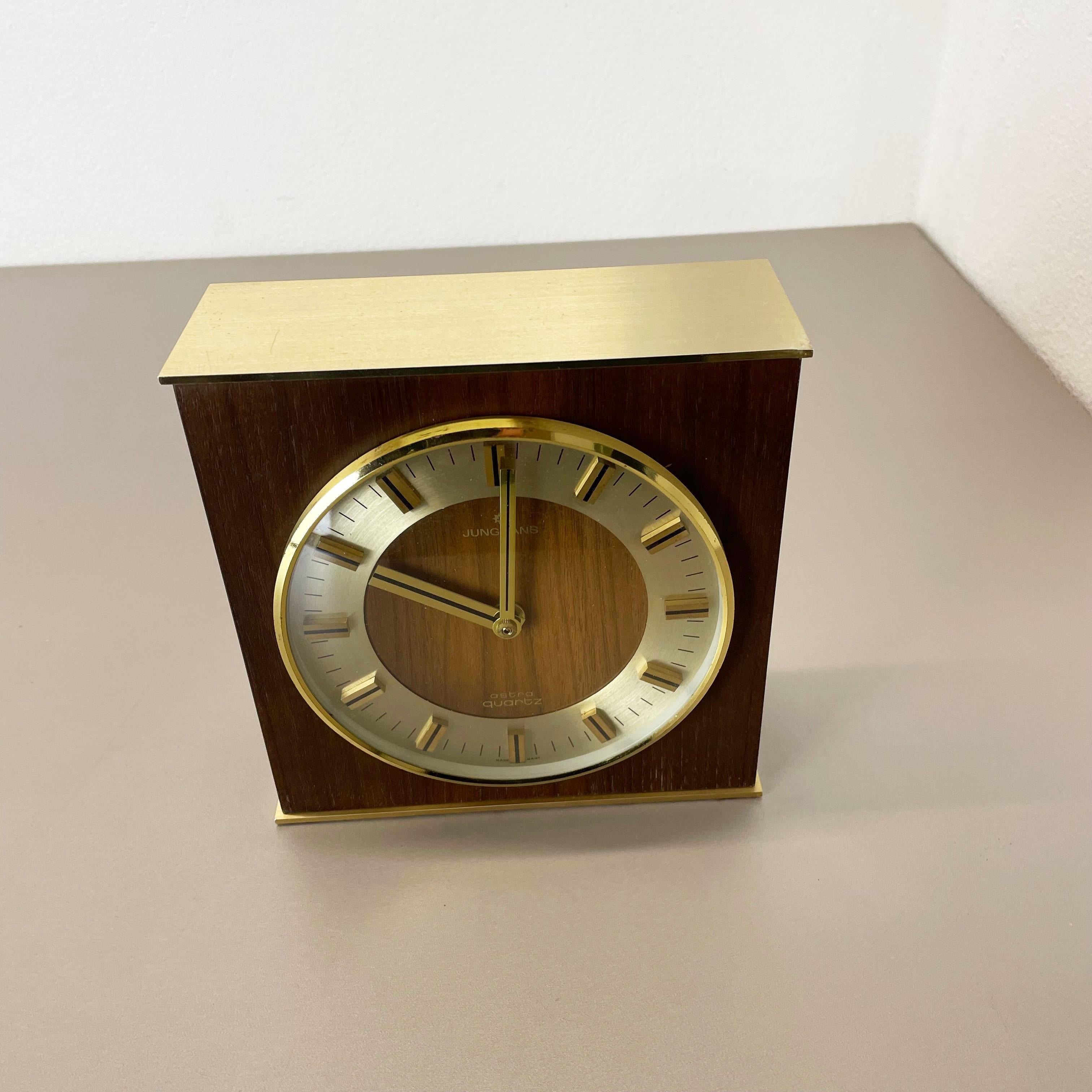 Allemand Horloge de table en bois et laiton Hollywood Regency Junghans Astra Quartz, Allemagne, années 1970 en vente
