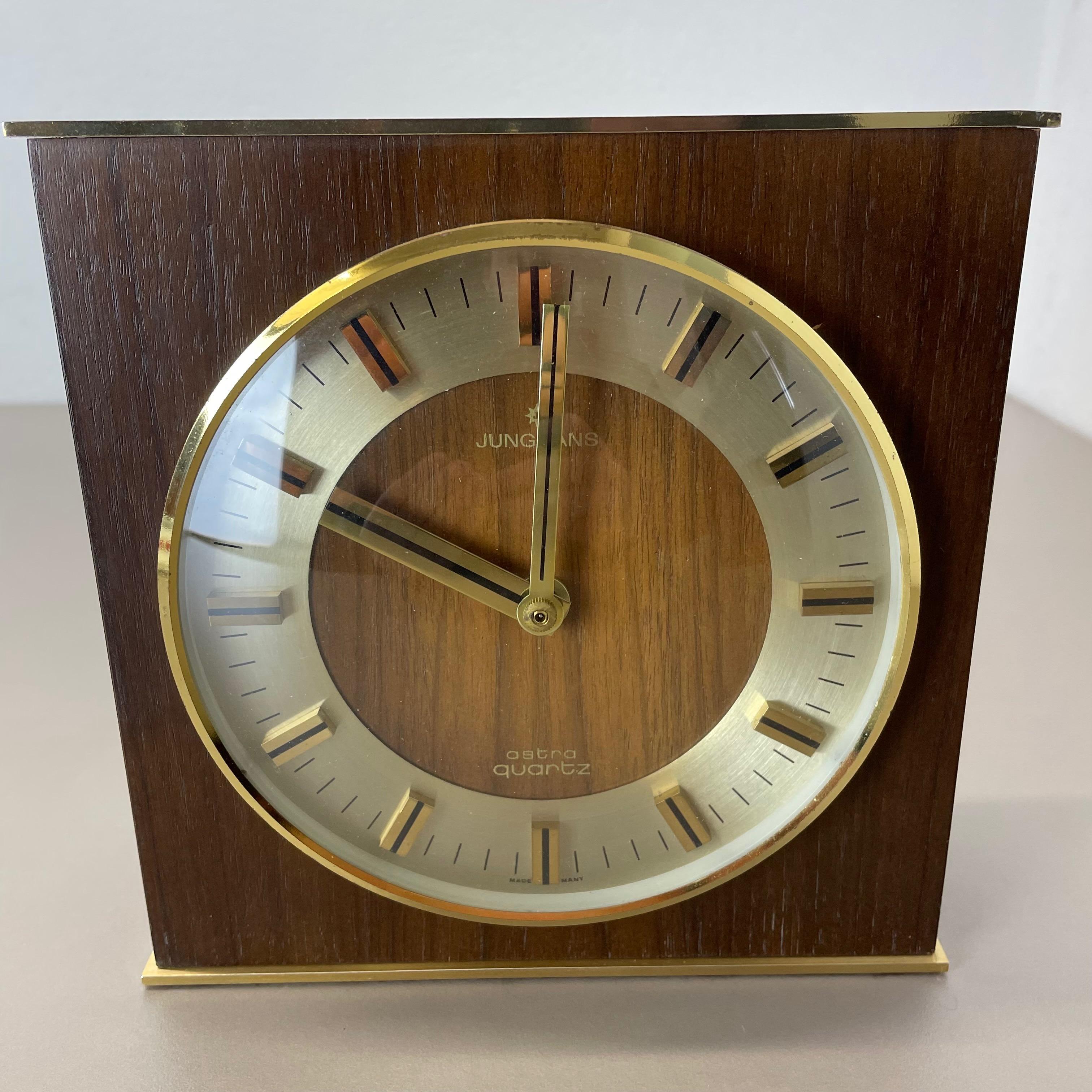 20ième siècle Horloge de table en bois et laiton Hollywood Regency Junghans Astra Quartz, Allemagne, années 1970 en vente