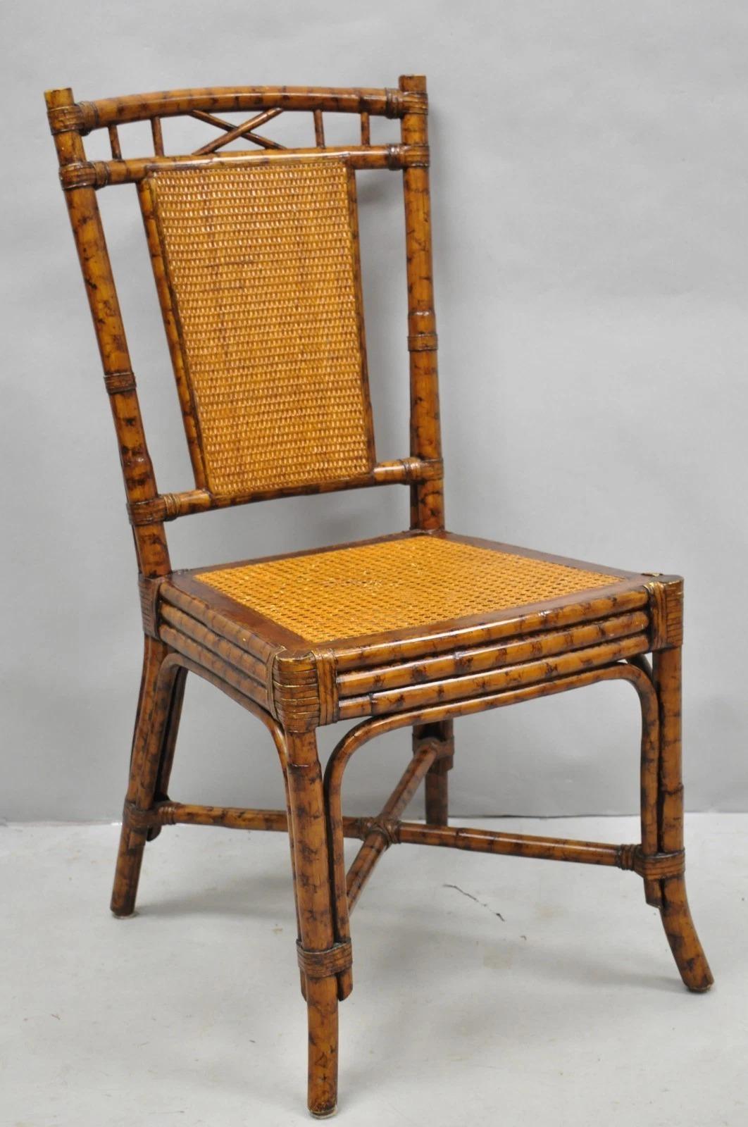 Inviaci un messaggio con il tuo codice postale per richiedere un preventivo per la spedizione negli Stati Uniti.

Sedie da pranzo in canna di bambù bruciata in stile Hollywood Regency British Colonial attribuite a Grange - Set di 4. CIRCA fine XX