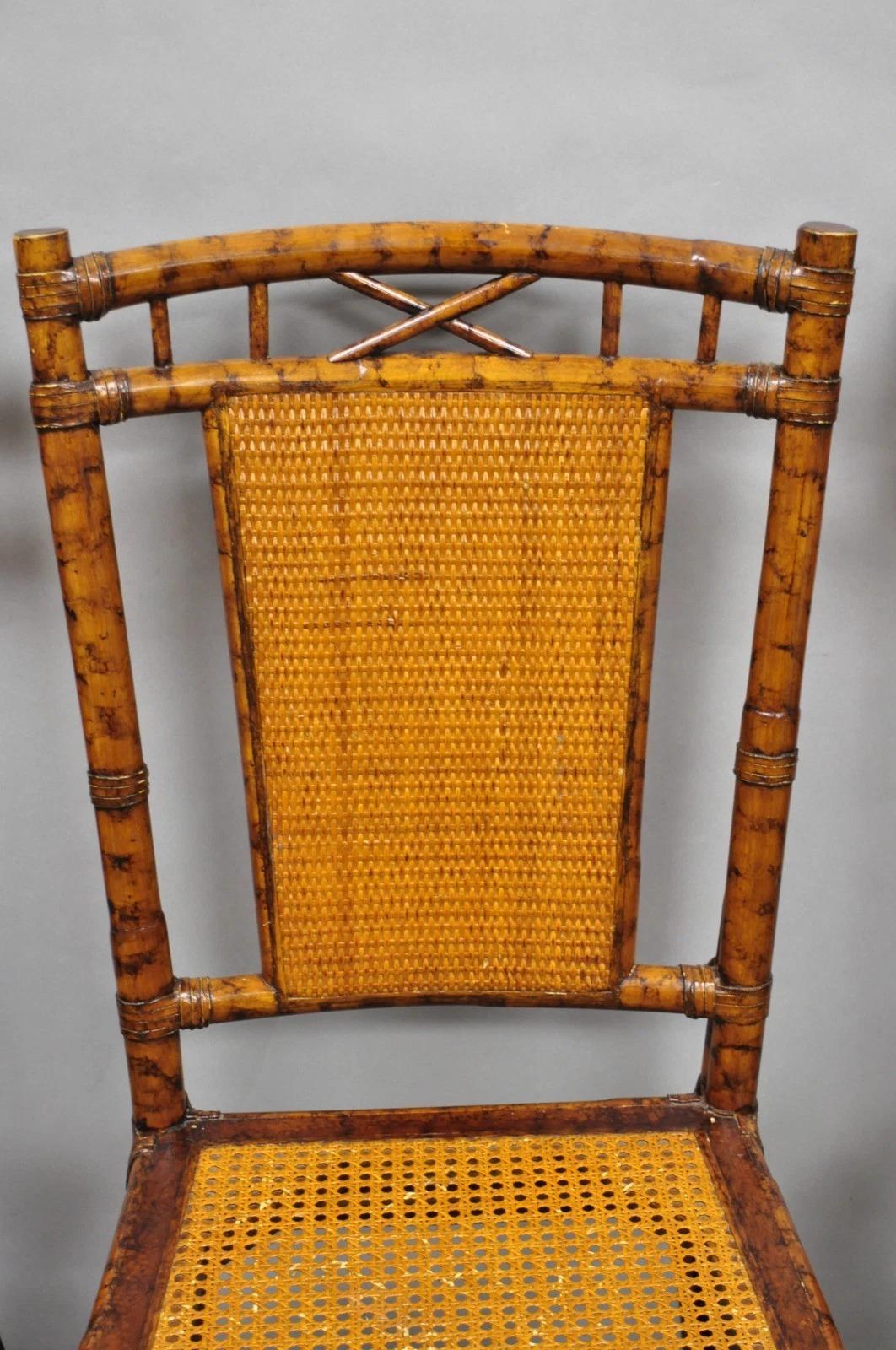 XX secolo Sedie da pranzo Hollywood Regency British Colonial in canna di bambù bruciata - Set di 4 in vendita