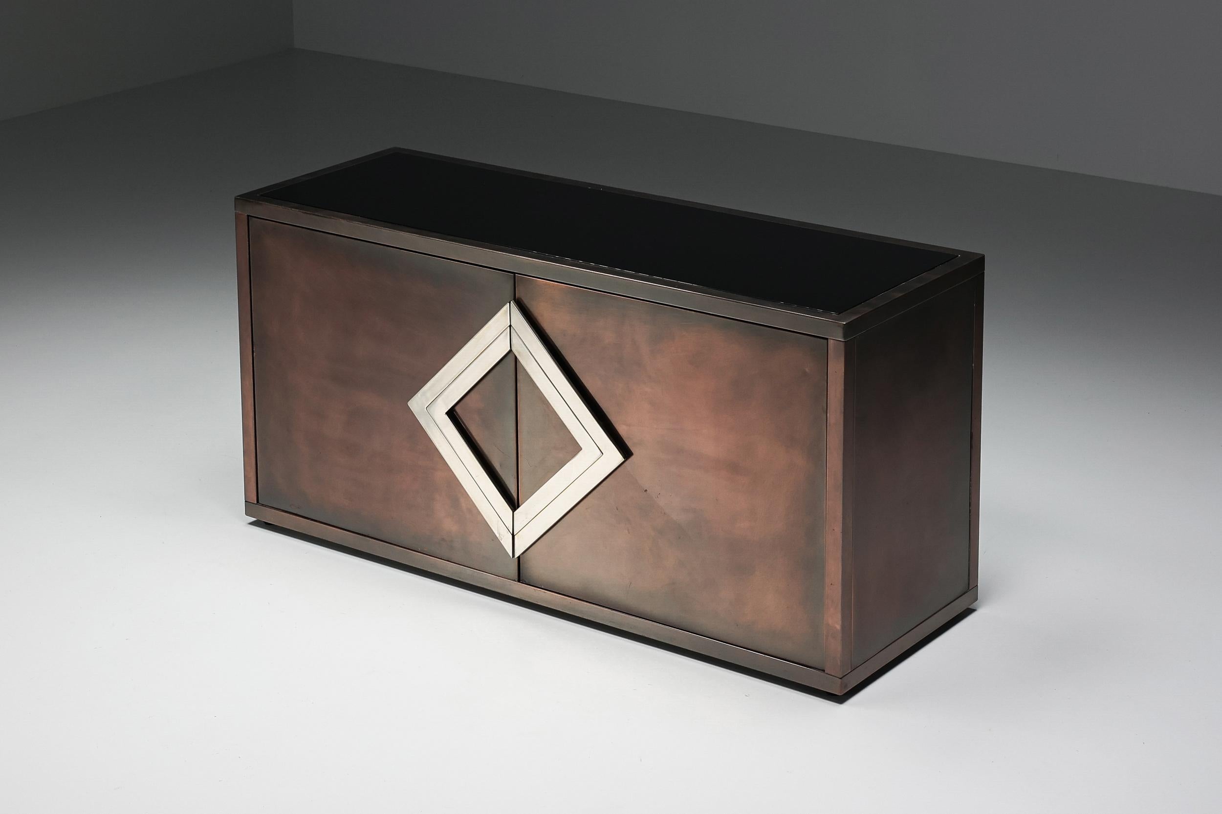 Romeo Rega; Willy Rizzo; Maison Jansen; Red Copper Patinated Brass Credenza; Diamond Door Handle; Hollywood Regency; France; 1970s; 

Hollywood regency style sideboard in copper patinated brass made in France in the 1970s. This unique top is in