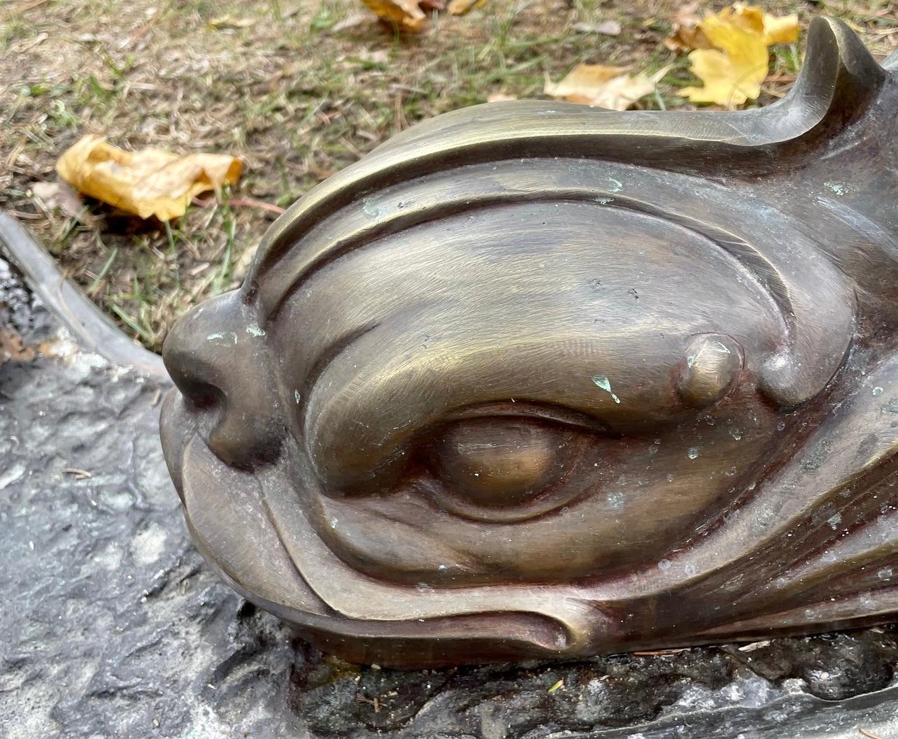 Table centrale de salle à manger vintage à piédestal en bronze avec dauphin et verre, fabriquée en Italie Bon état - En vente à West Hartford, CT