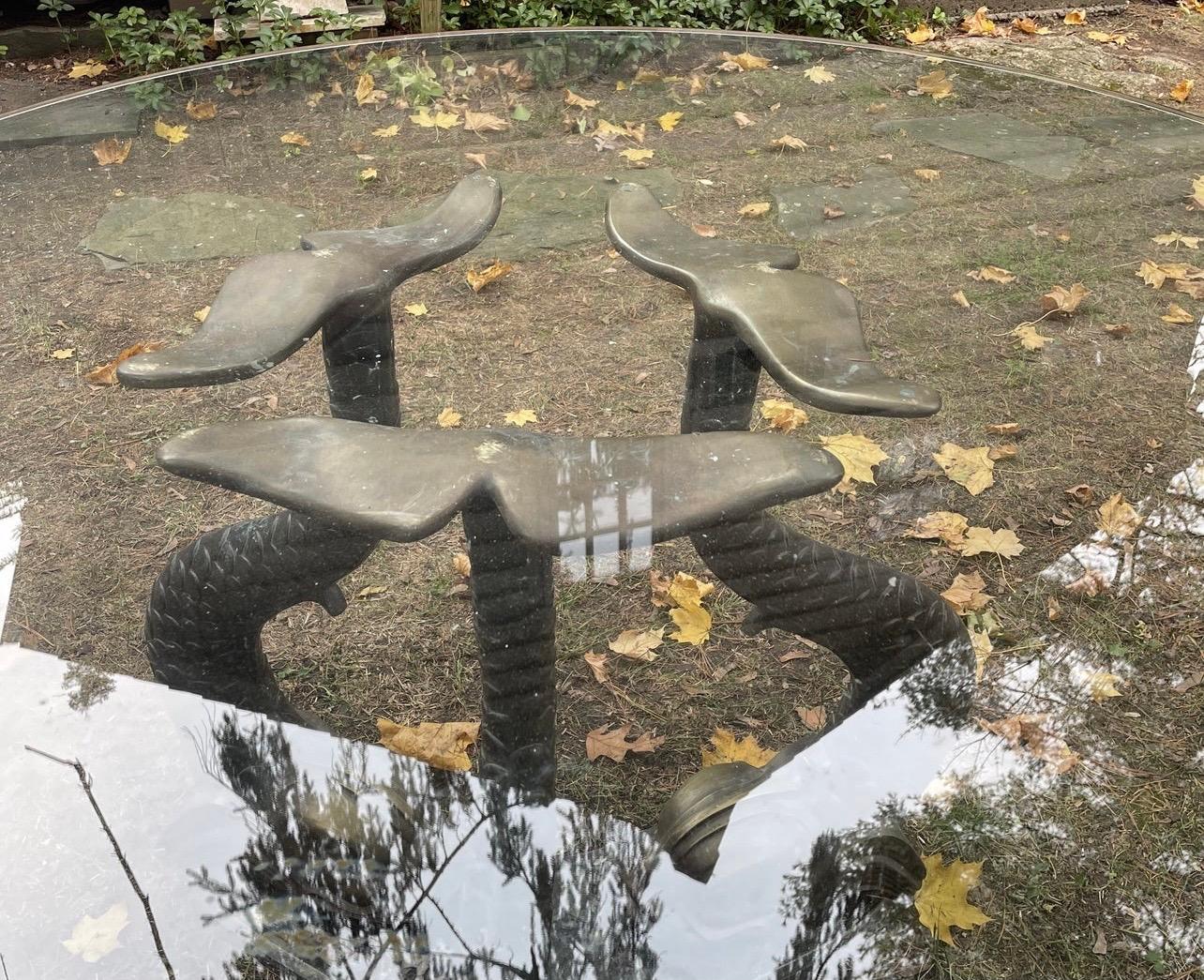 Milieu du XXe siècle Table centrale de salle à manger vintage à piédestal en bronze avec dauphin et verre, fabriquée en Italie en vente