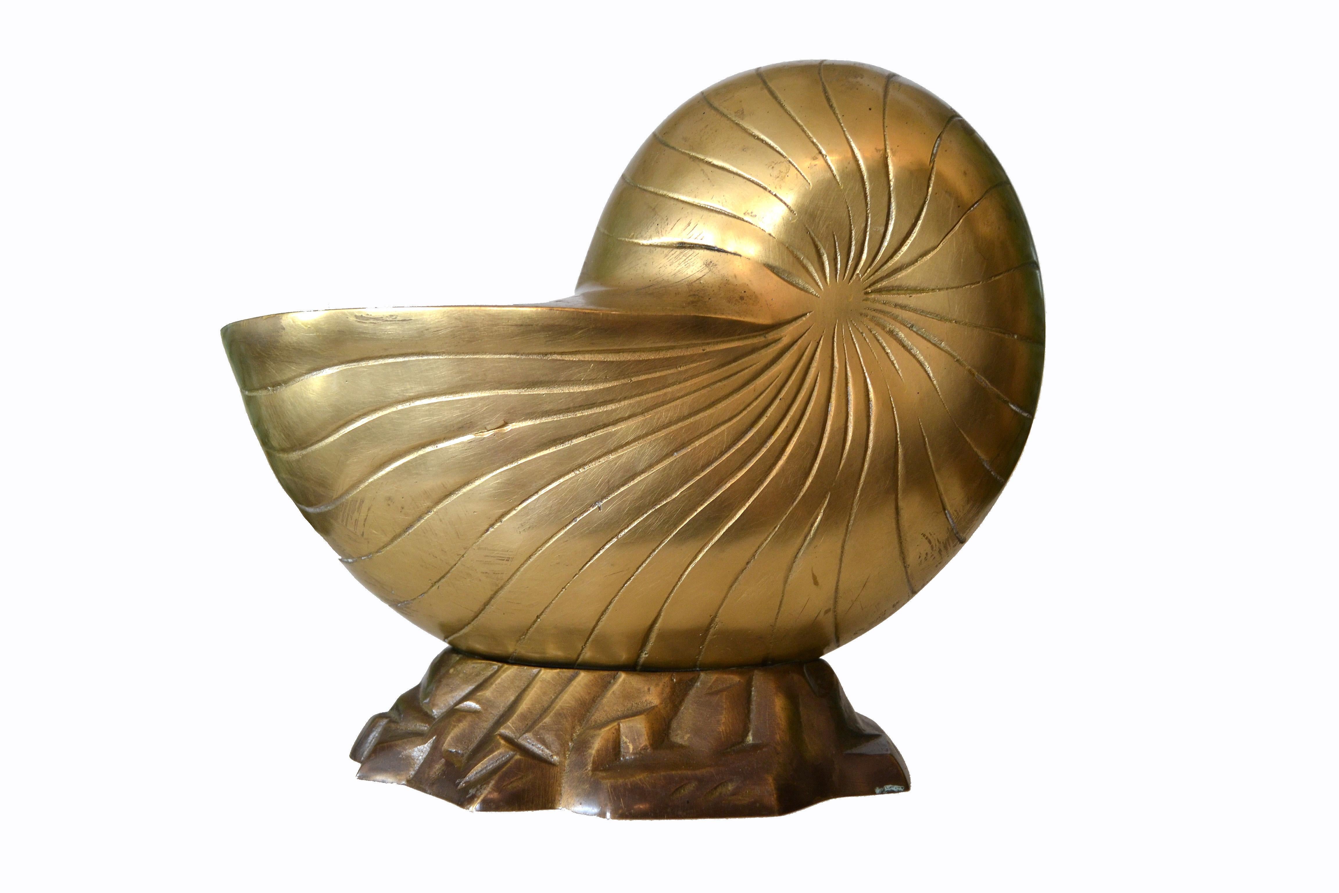 We offer a heavy Hollywood Regency nautical footed bronze planter shaped as seashell.
Can be used indoors and also in your Patio-Porch area.