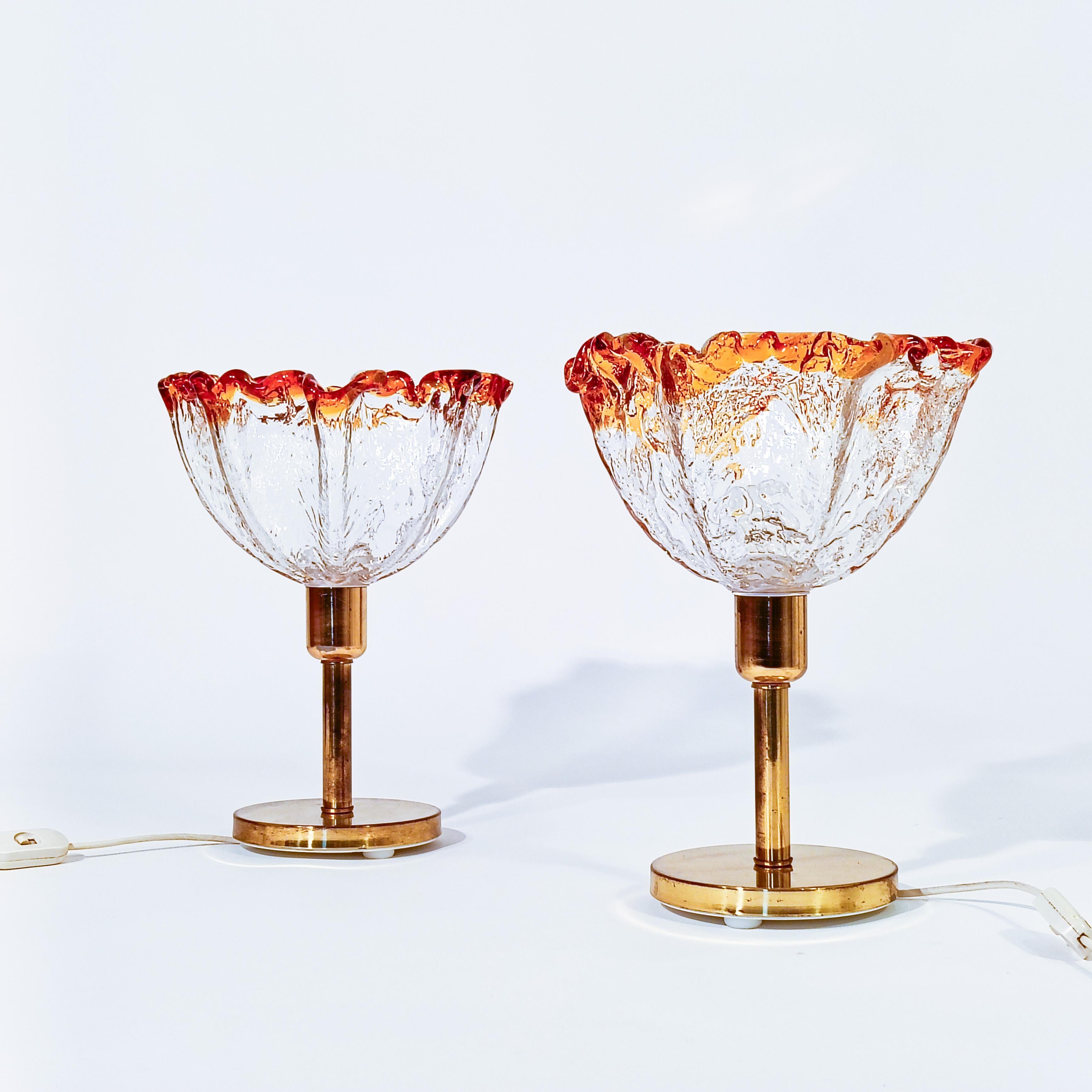 Lámparas de sobremesa de cristal de Murano de estilo brutalista de AV Mazzega, Italia, años 70. Bases y estructuras de metal cromado dorado, con difusores de cristal de Murano soplado y hecho a mano. Los difusores se fabrican en tonos transparentes