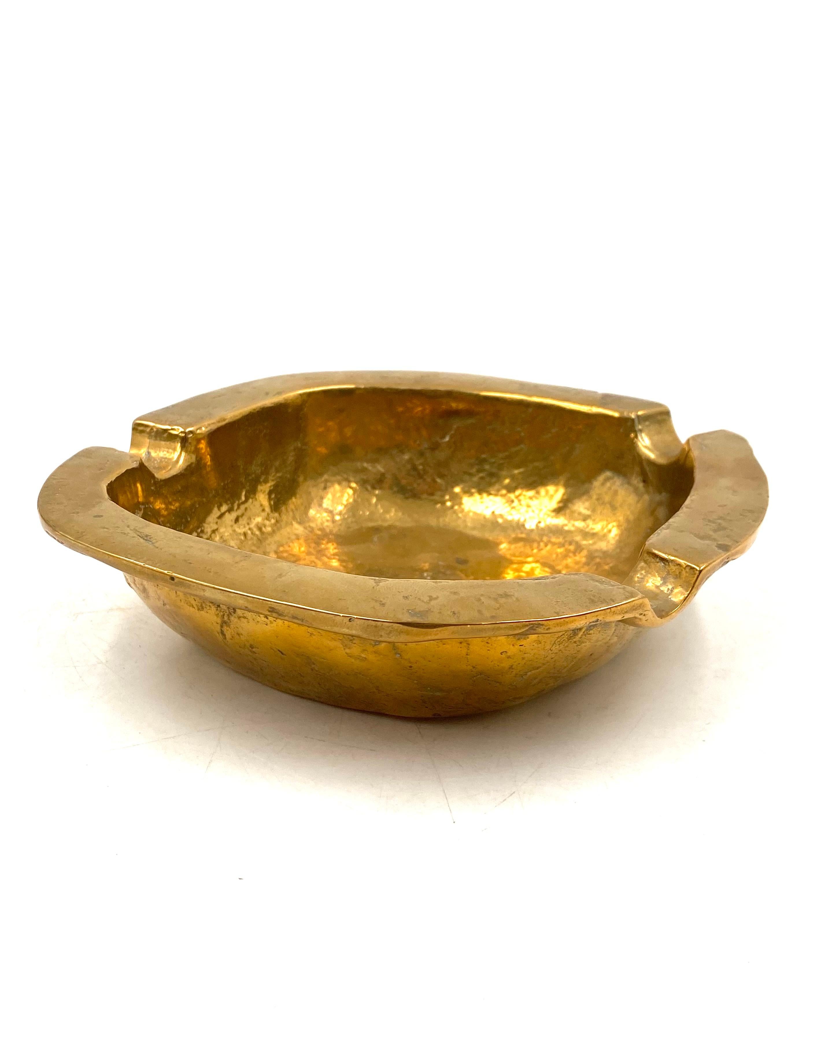 Brass Hollywood regency brutalist solid brass ashtray, Italy 1970s