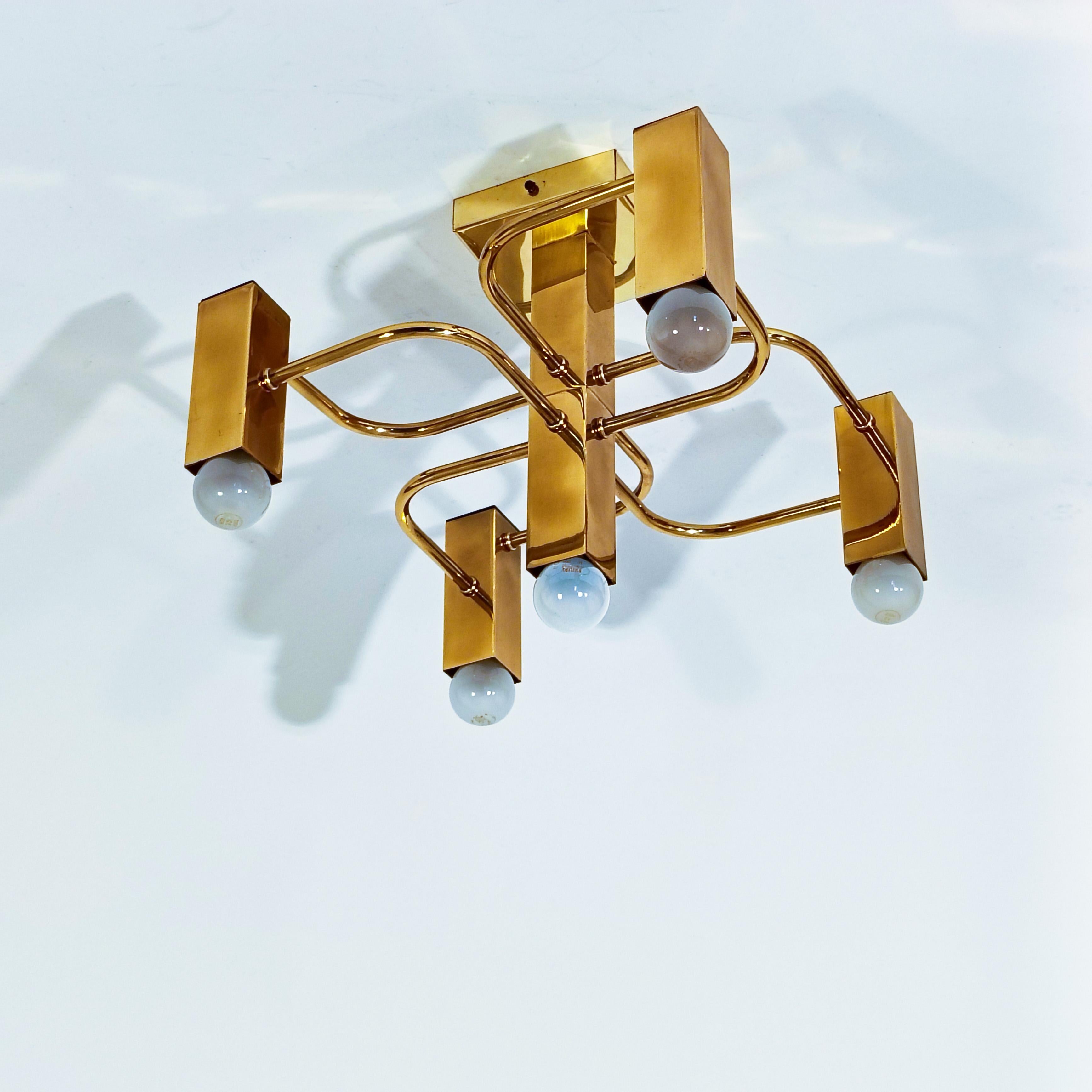 Monture encastrée de style brutaliste par Gaetano Sciolary, Italie, années 1970. Formée de 5 prismes en métal chromé doré reliés par une structure tubulaire du même matériau, disposant les lumières à différents niveaux. Pièce intemporelle dans le