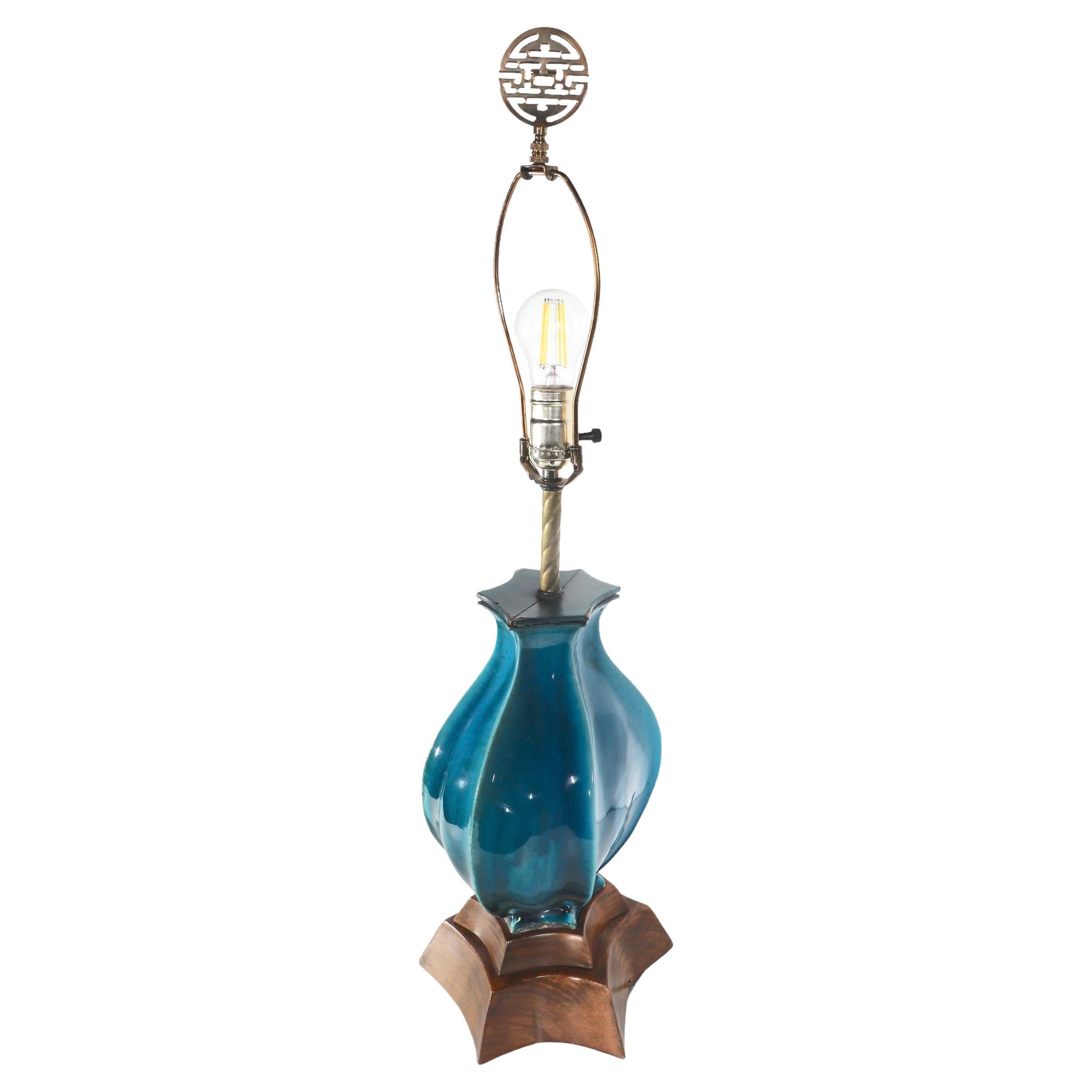 Céruléen bulbeux Hollywood Regency  Lampe de table en céramique à glaçure bleue des années 1940/1960
