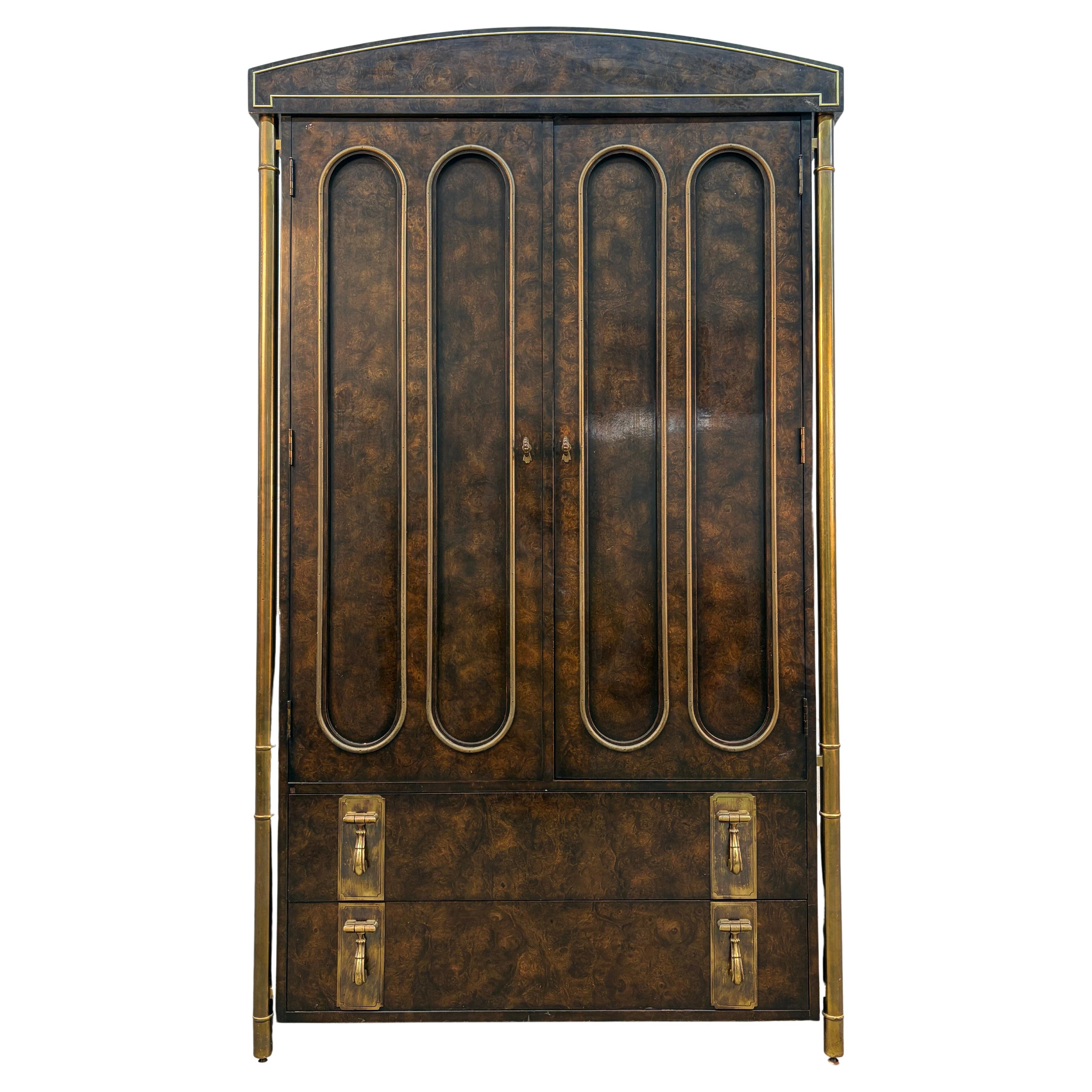 Armoire Hollywood Regency in radica e ottone di Mastercraft