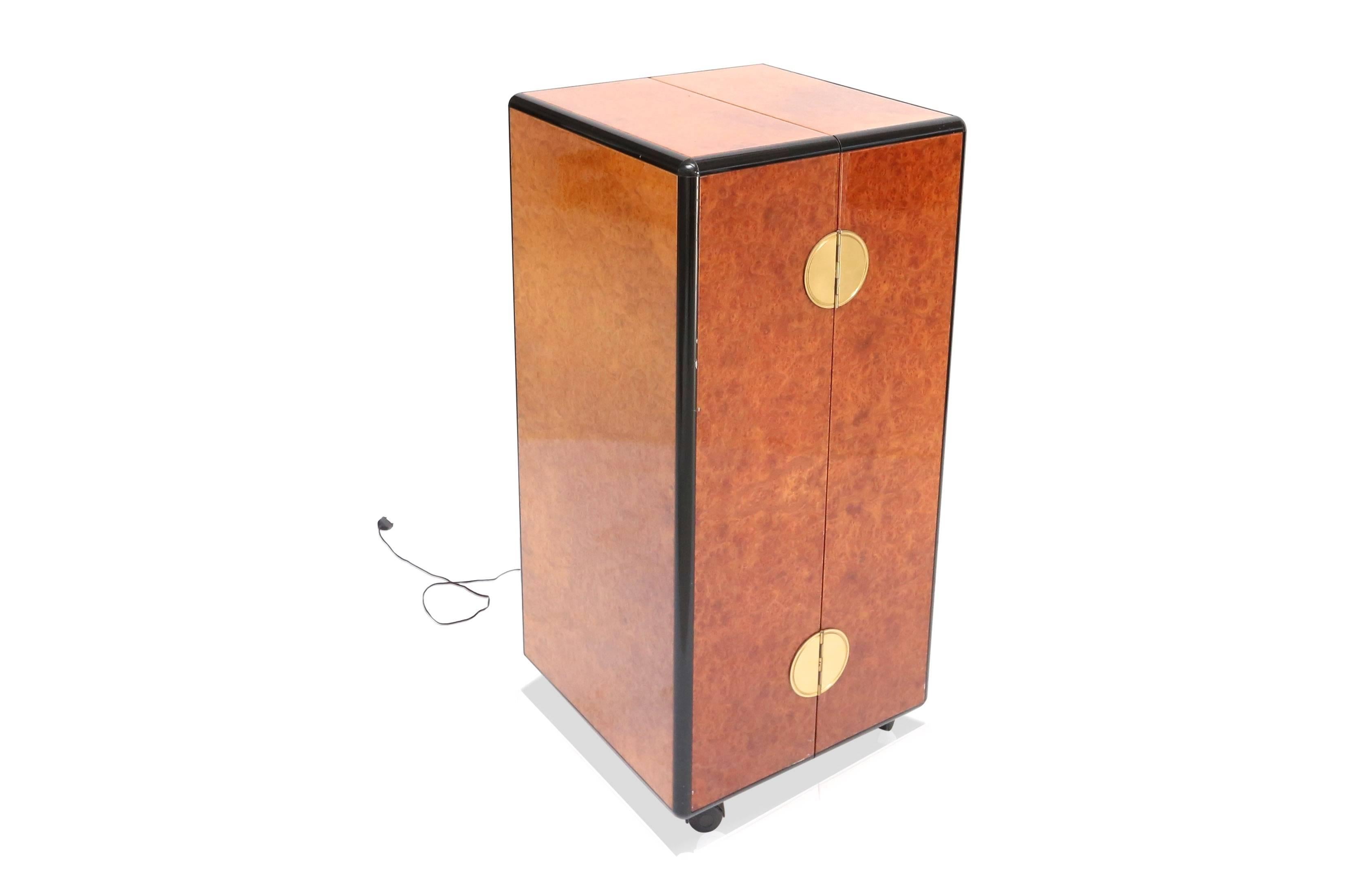 Mid-Century Modern Drinks cabinet on wheels that opens up completely.

In burl, beech, black lacquered wood, brass, bronze mirrored glass.


Continental European, the 1970s.
Glam, Hollywood Regency.

Measures: H 100 cm, D 50 cm, W 50 cm.

.