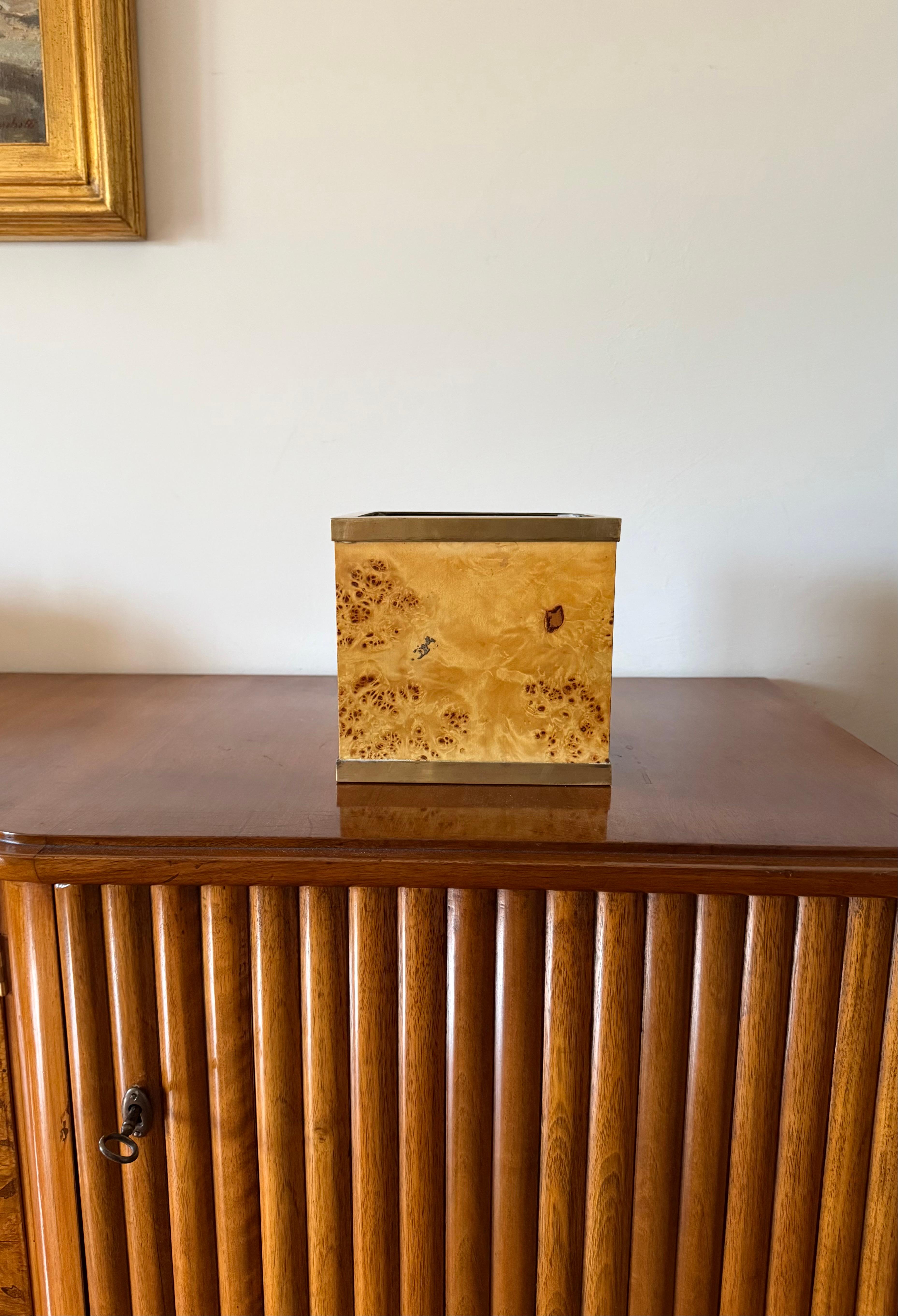 Pot à plantes en laiton et loupe de style régence hollywoodienne

Vivai del Sud, Italie 1970

laiton, ronce

H 17,5 cm

18,5 × 18,5 cm

Condit : excellent, conforme à l'âge et à l'utilisation.